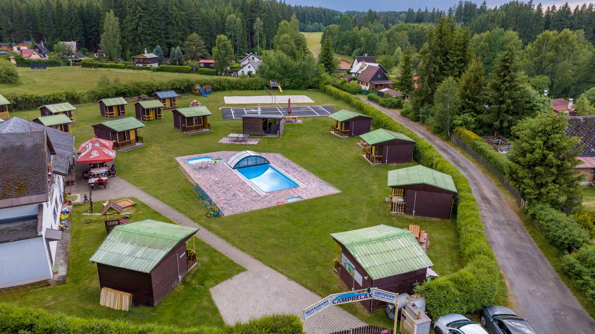 Chatka v kempu u Mariánek pro dva i rodinu: snídaně, bazén i sportovní vyžití