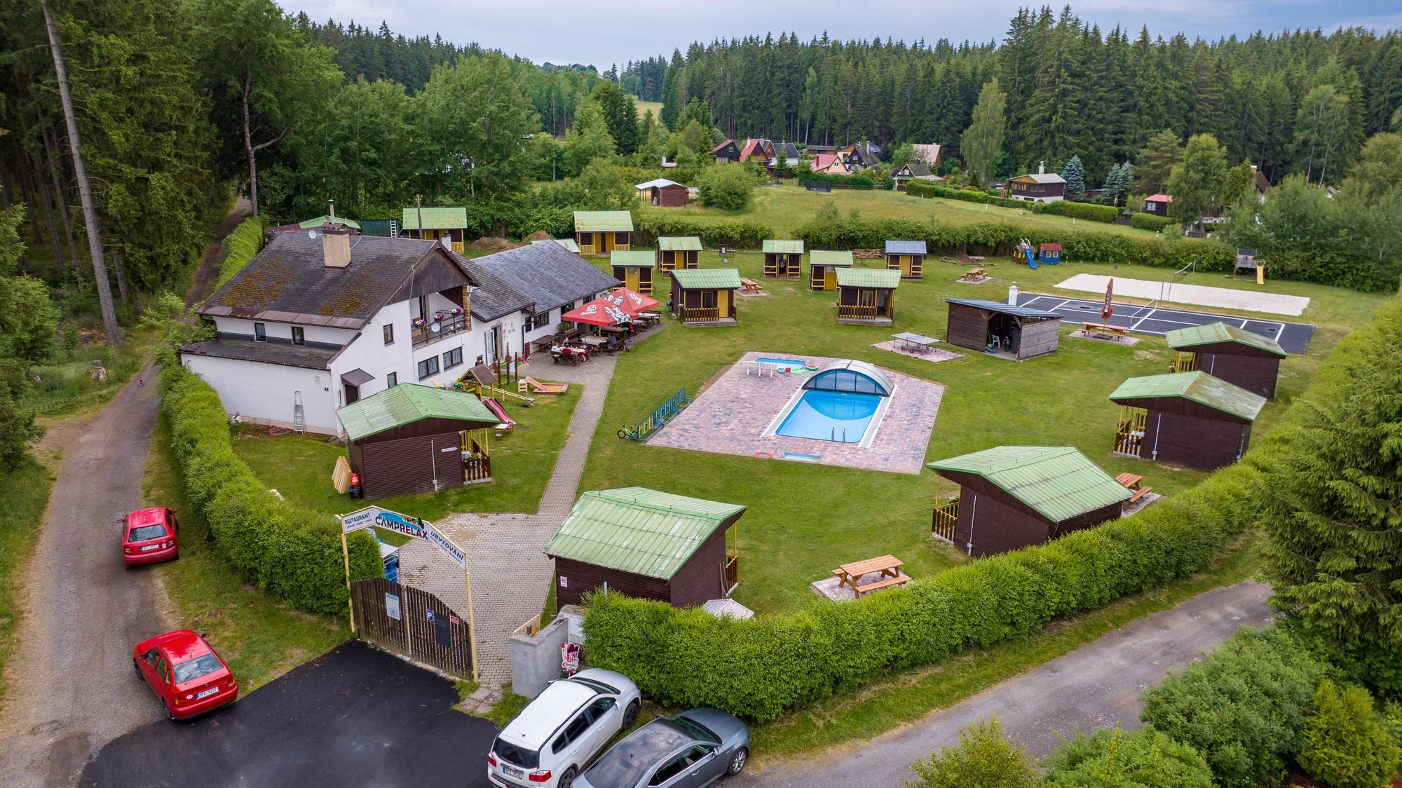 Chatka v kempu u Mariánek pro dva i rodinu: snídaně, bazén i sportovní vyžití