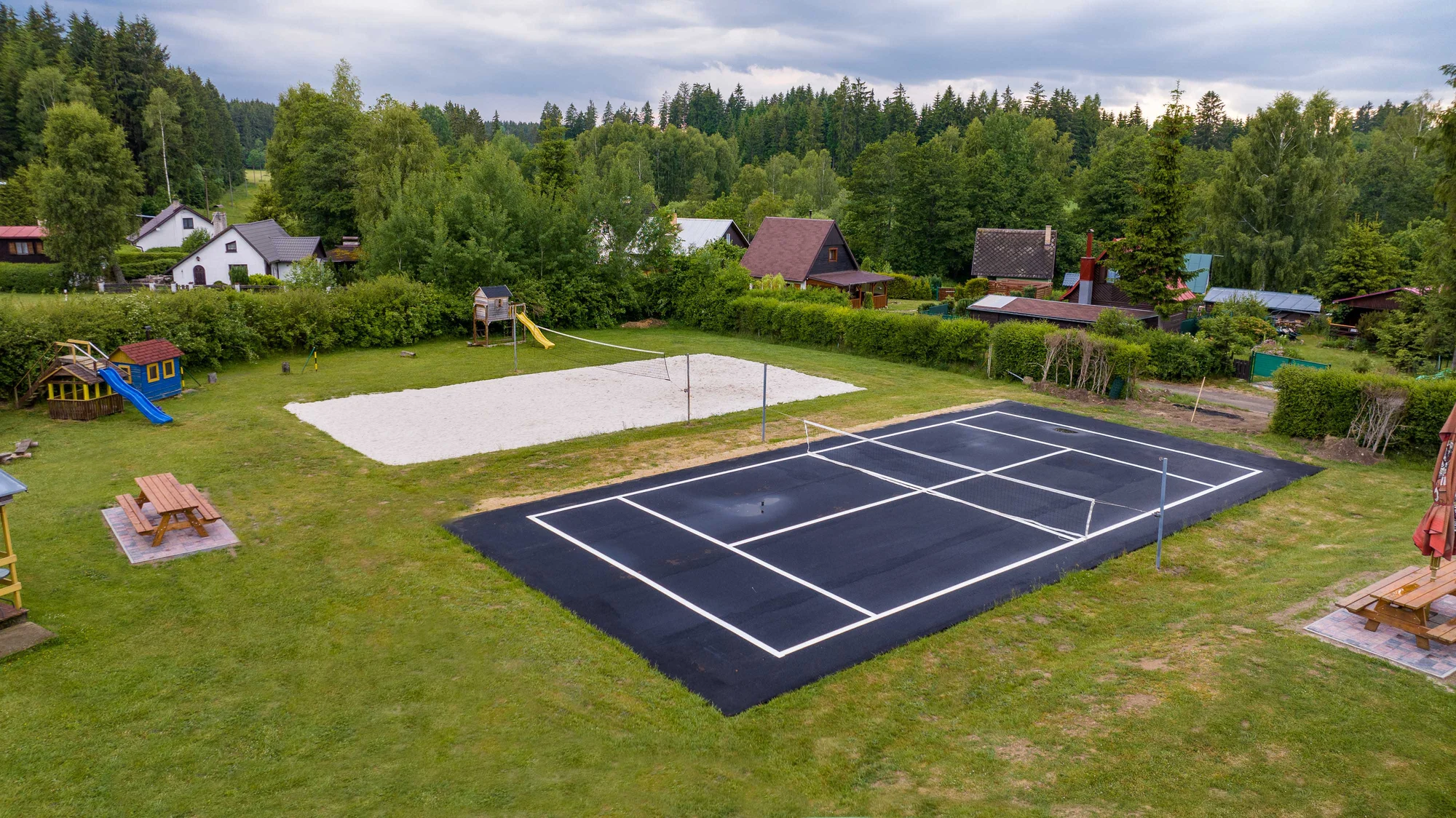 Chatka v kempu u Mariánek pro dva i rodinu: snídaně, bazén i sportovní vyžití