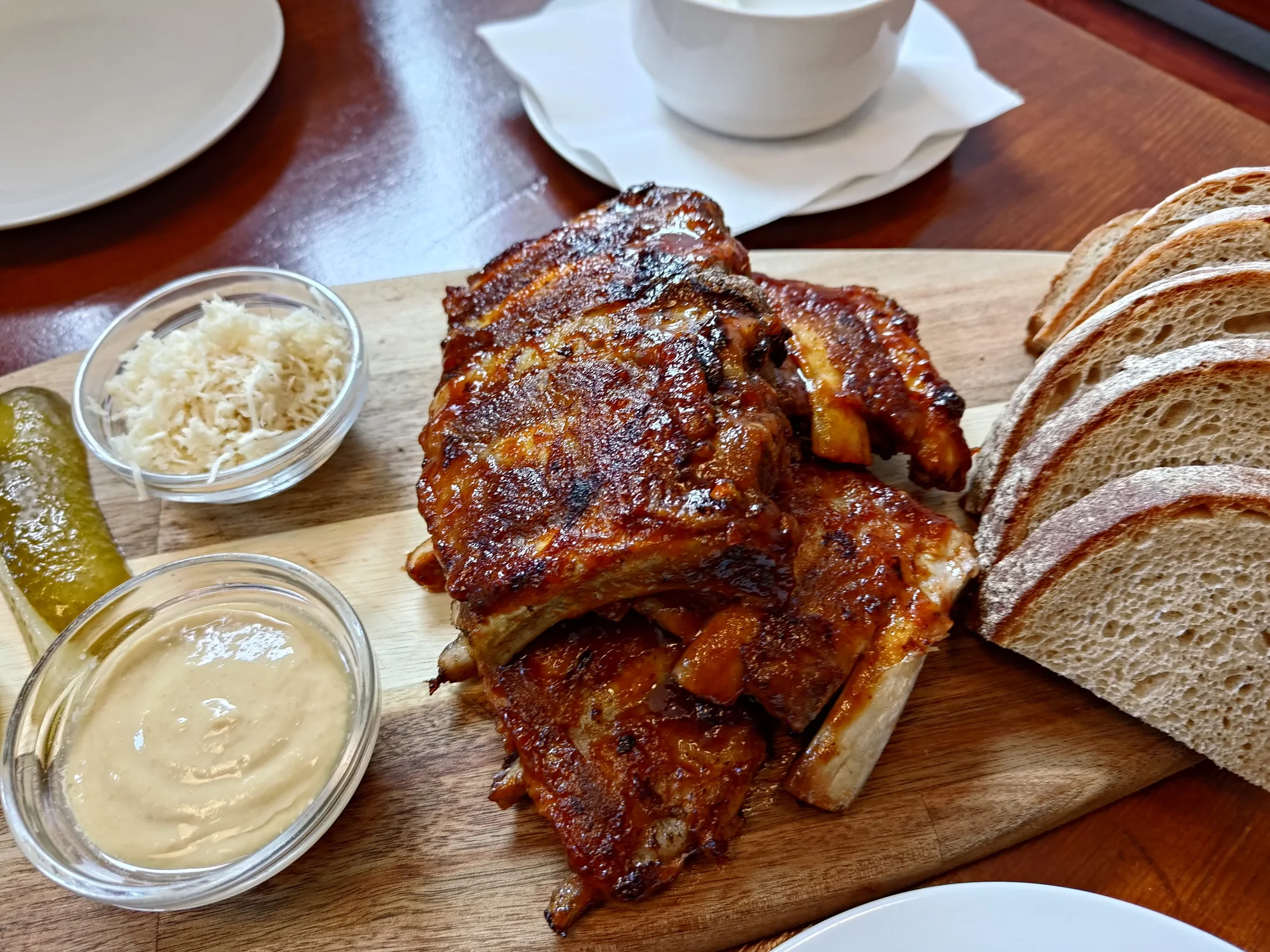 Pořádná hostina v restauraci Budějovický Budvar: 500 g grilovaných vepřových žebírek, omáčky a pečivo