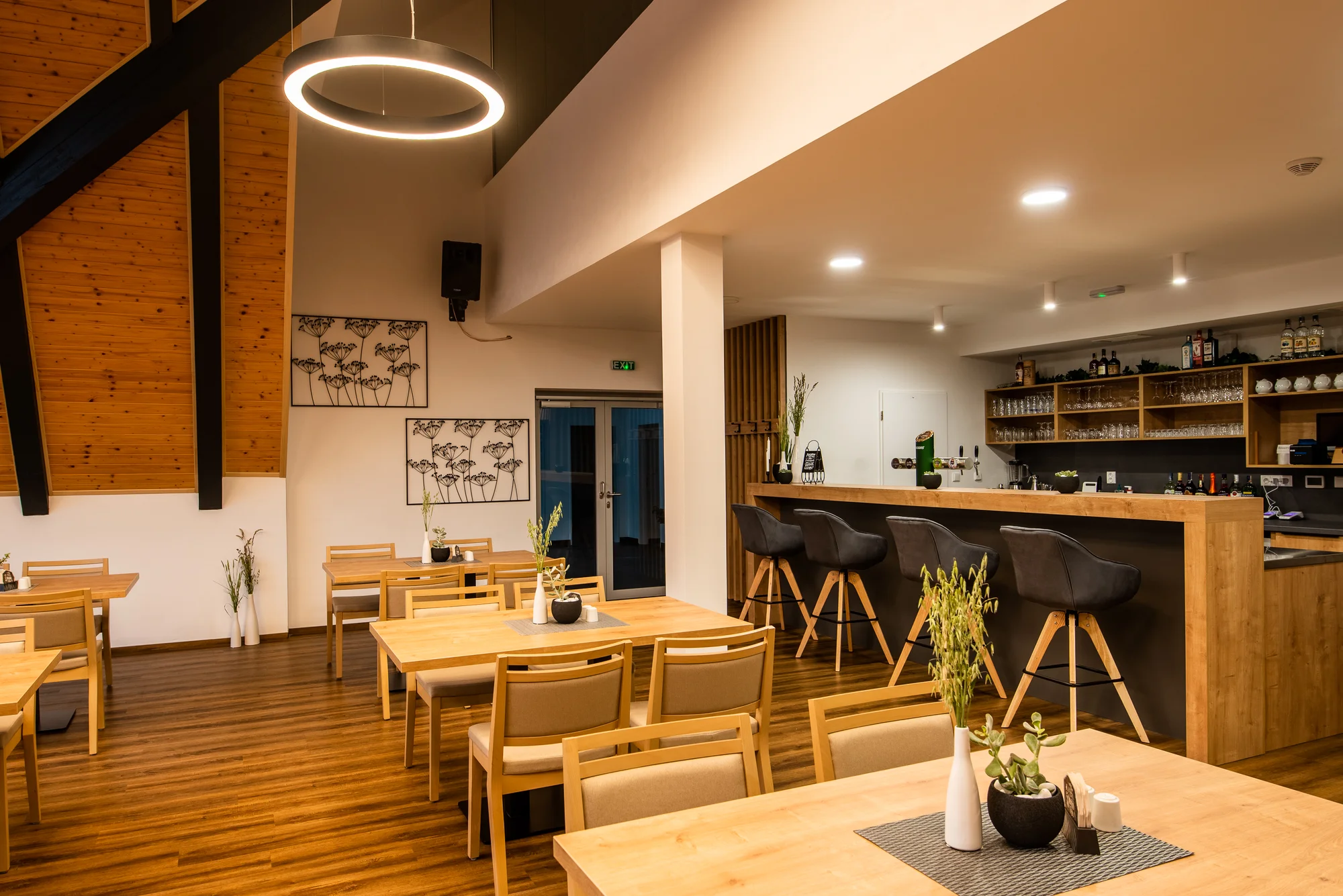 Tříchodové romantické menu pro dva v restauraci s výhledem na Čertovy skály
