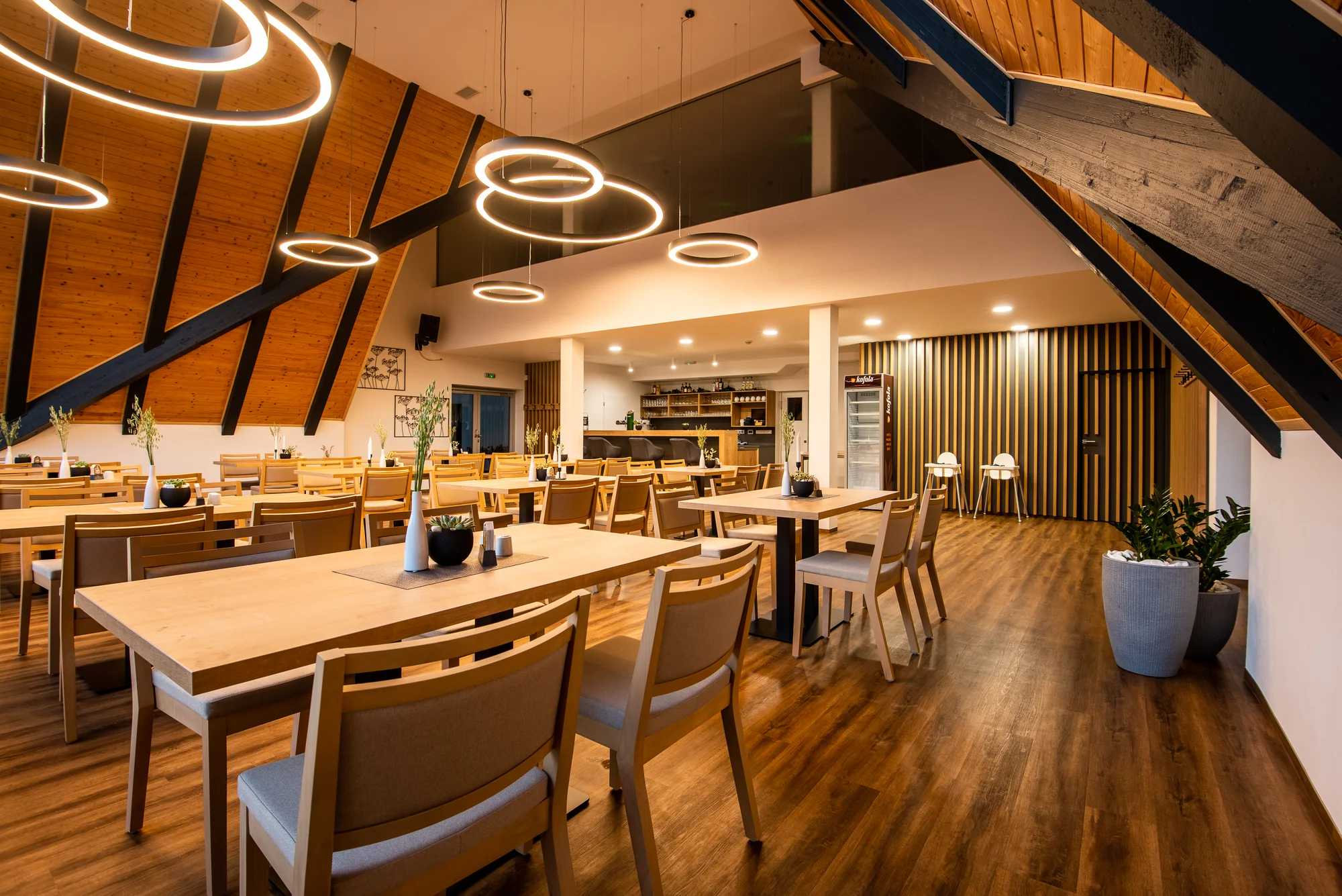 Tříchodové romantické menu pro dva v restauraci s výhledem na Čertovy skály