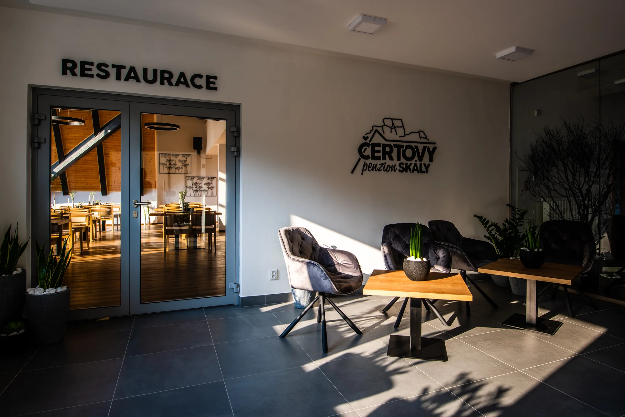 Tříchodové romantické menu pro dva v restauraci s výhledem na Čertovy skály