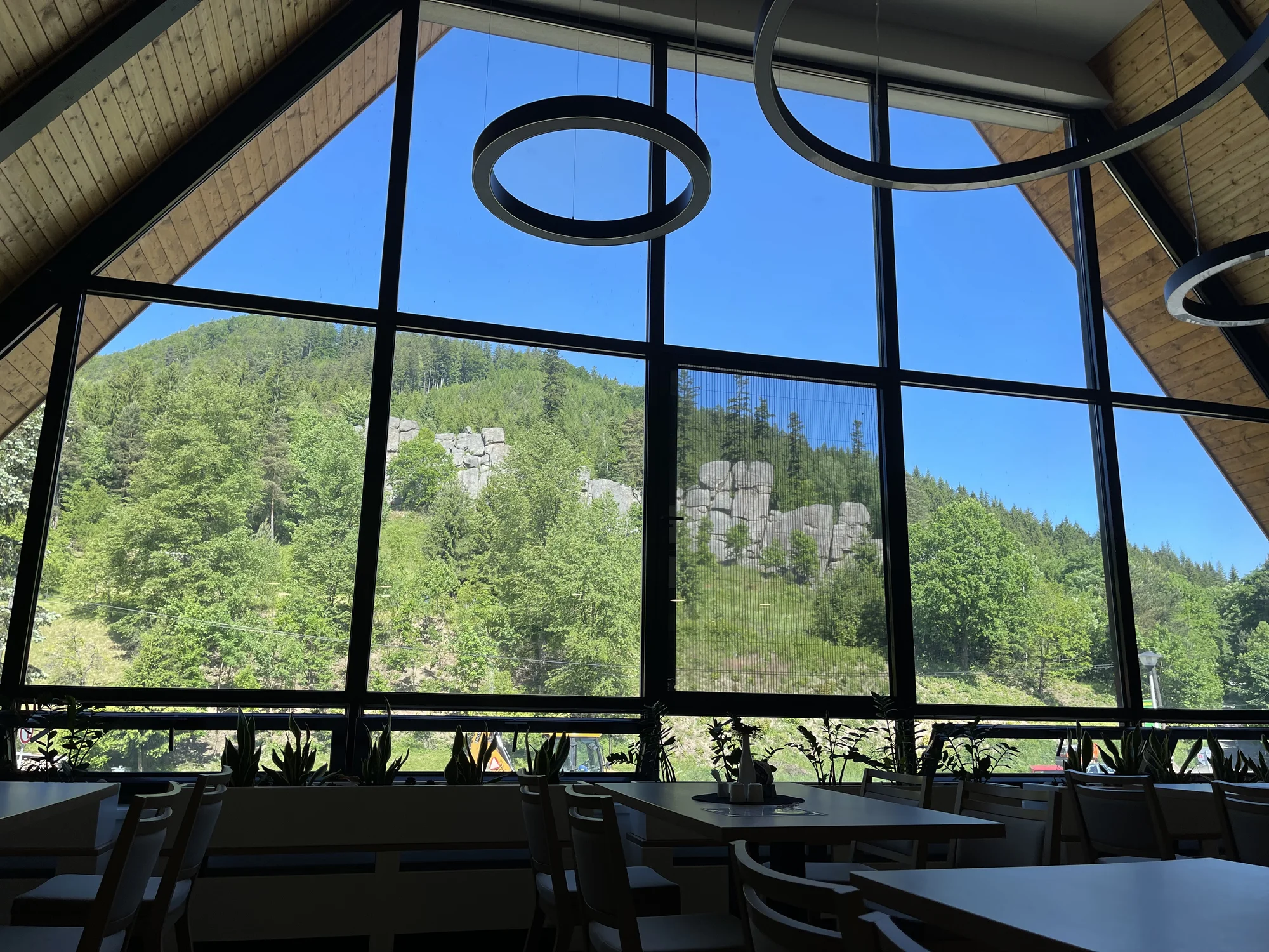 Jumbo pizza v restauraci s výhledem na Čertovy skály: složená až ze 4 druhů