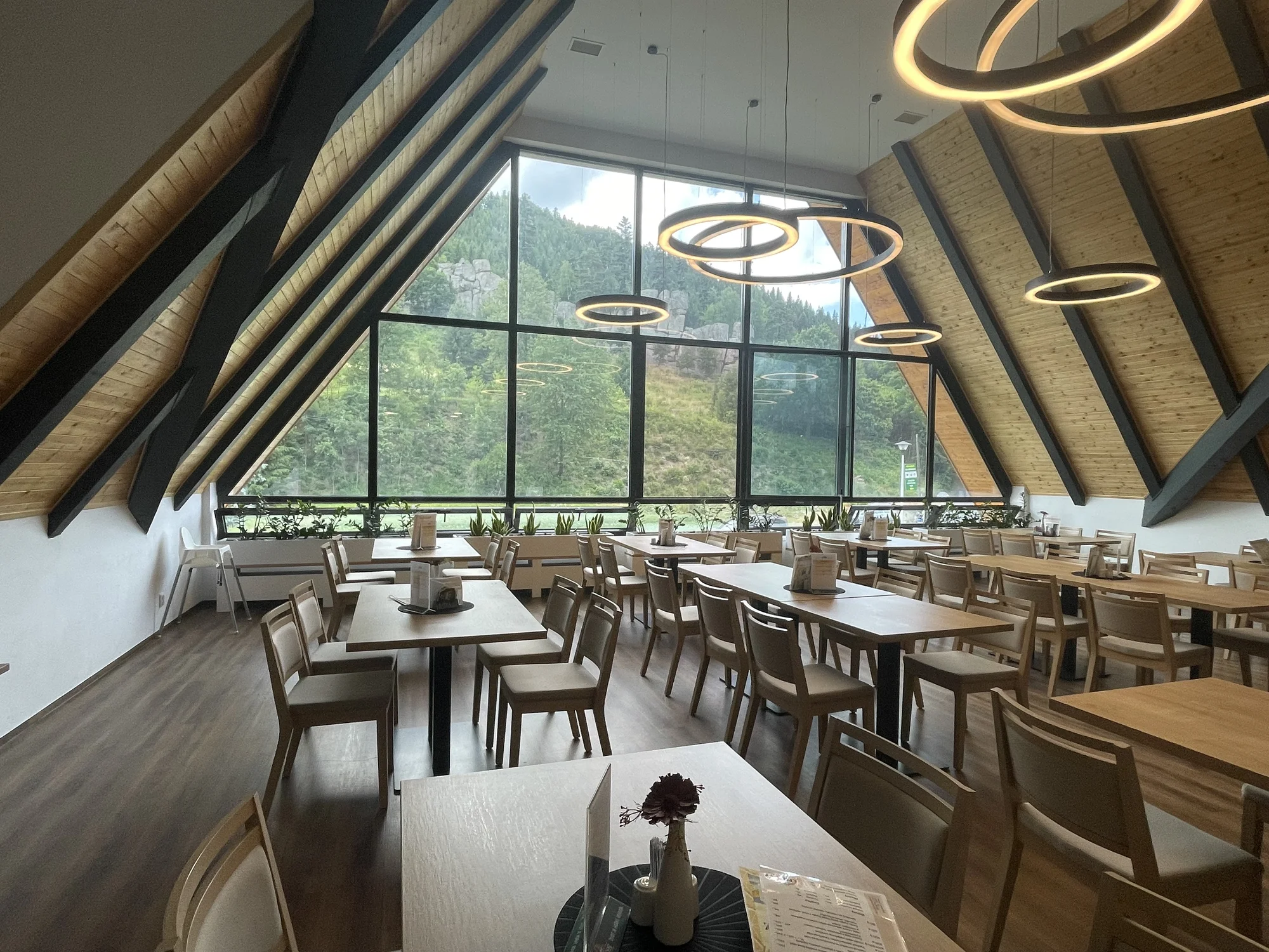 Jumbo pizza v restauraci s výhledem na Čertovy skály: složená až ze 4 druhů