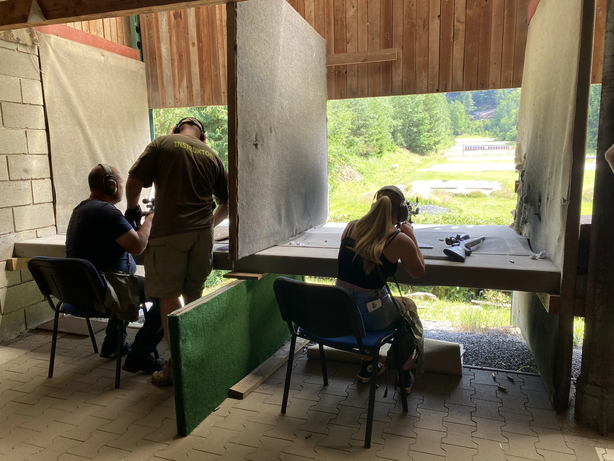 Mega zážitky na střelnici: 16 nabitých střeleckých balíčků s až 30 zbraněmi a 174 náboji