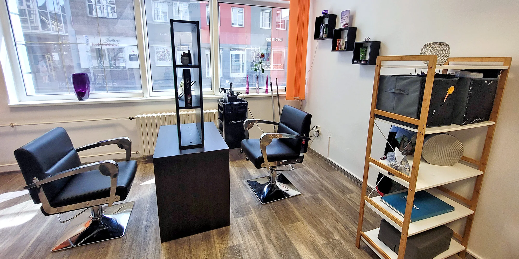 Dámský střih s mytím a stylingem pro všechny délky vlasů, na výběr i barvení či melír