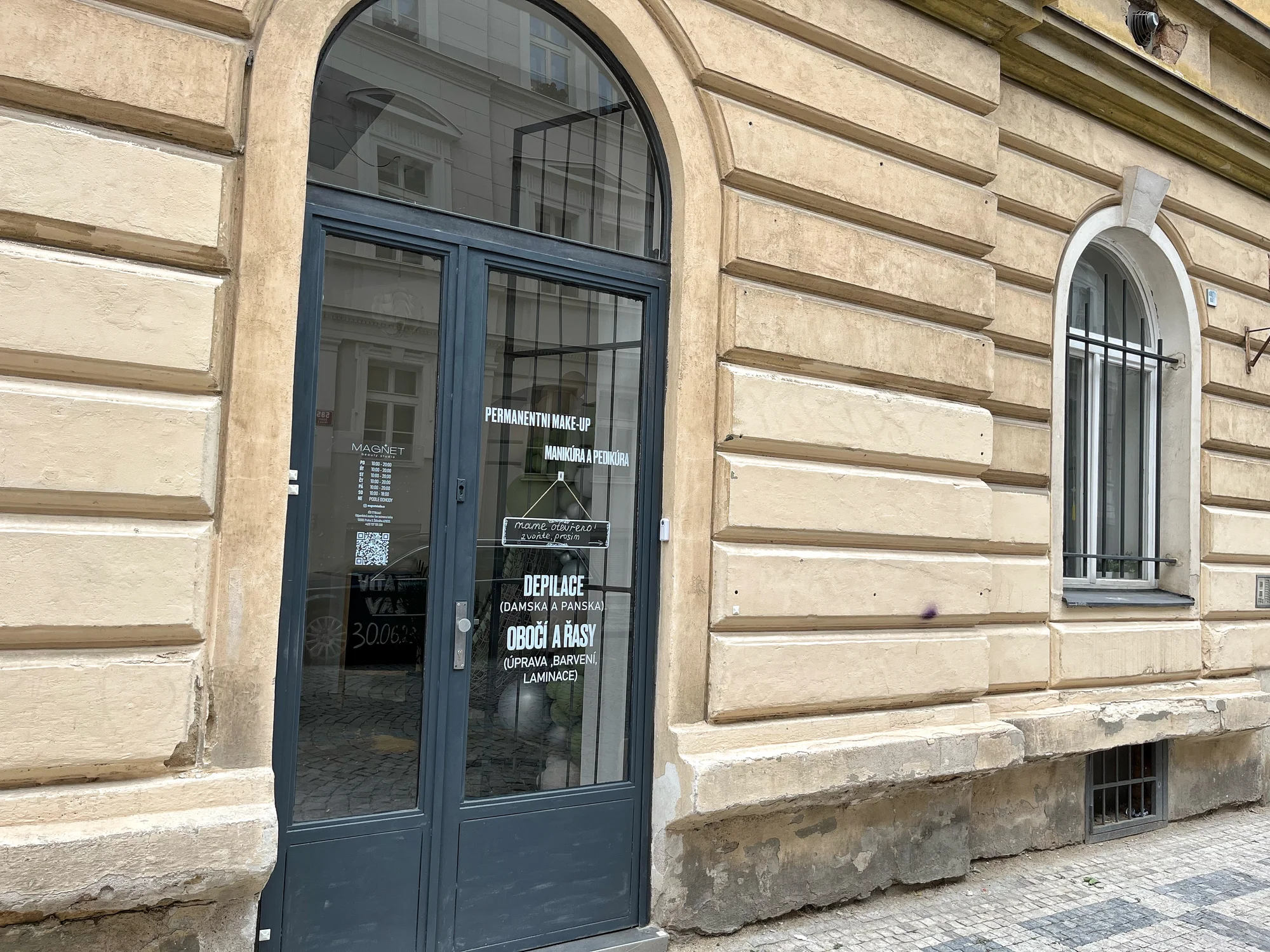 Perfektně upravená i bez líčidel: permanentní make-up obočí, očních linek či rtů, 60 minut