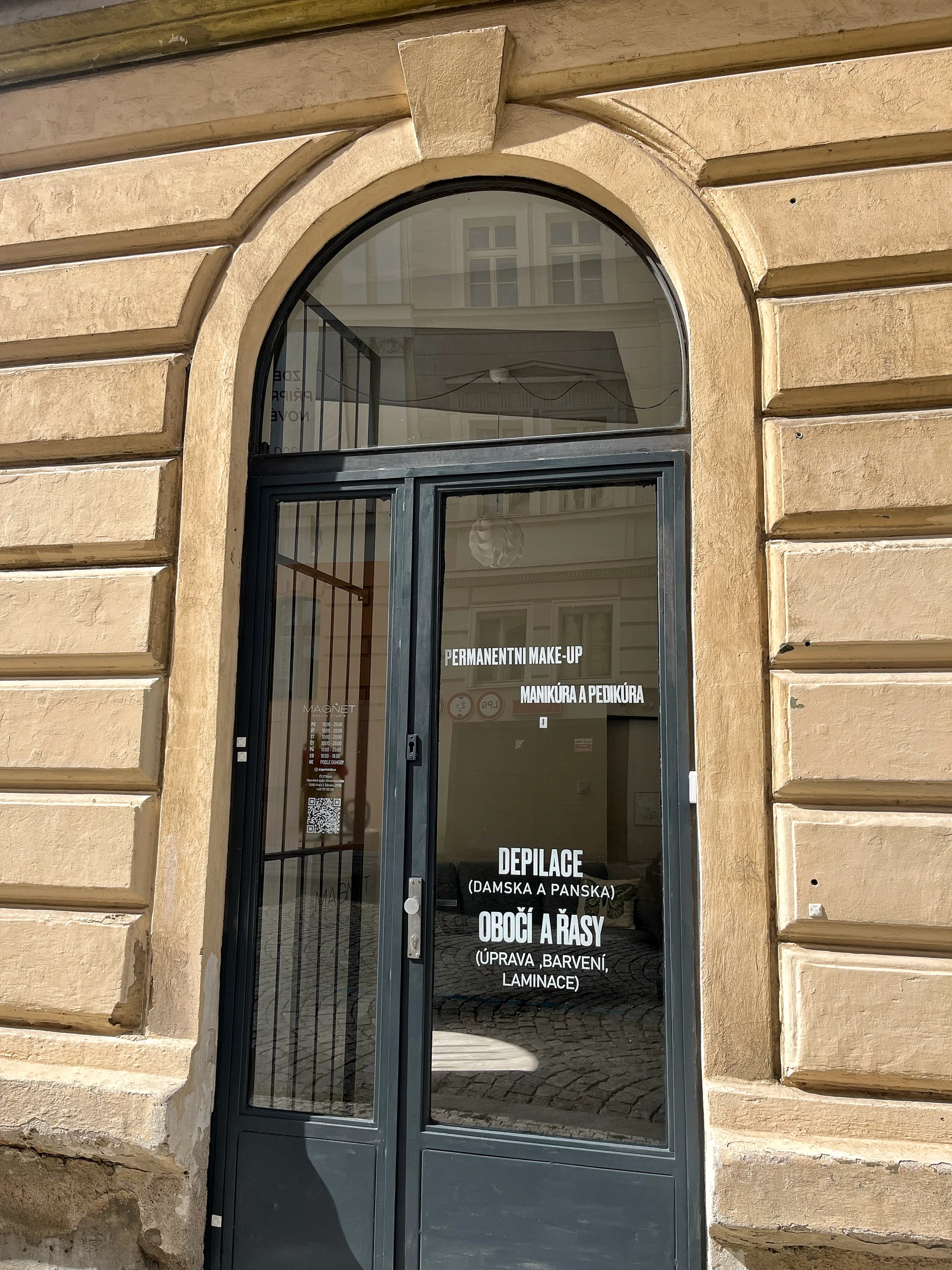 Perfektně upravená i bez líčidel: permanentní make-up obočí, očních linek či rtů, 60 minut