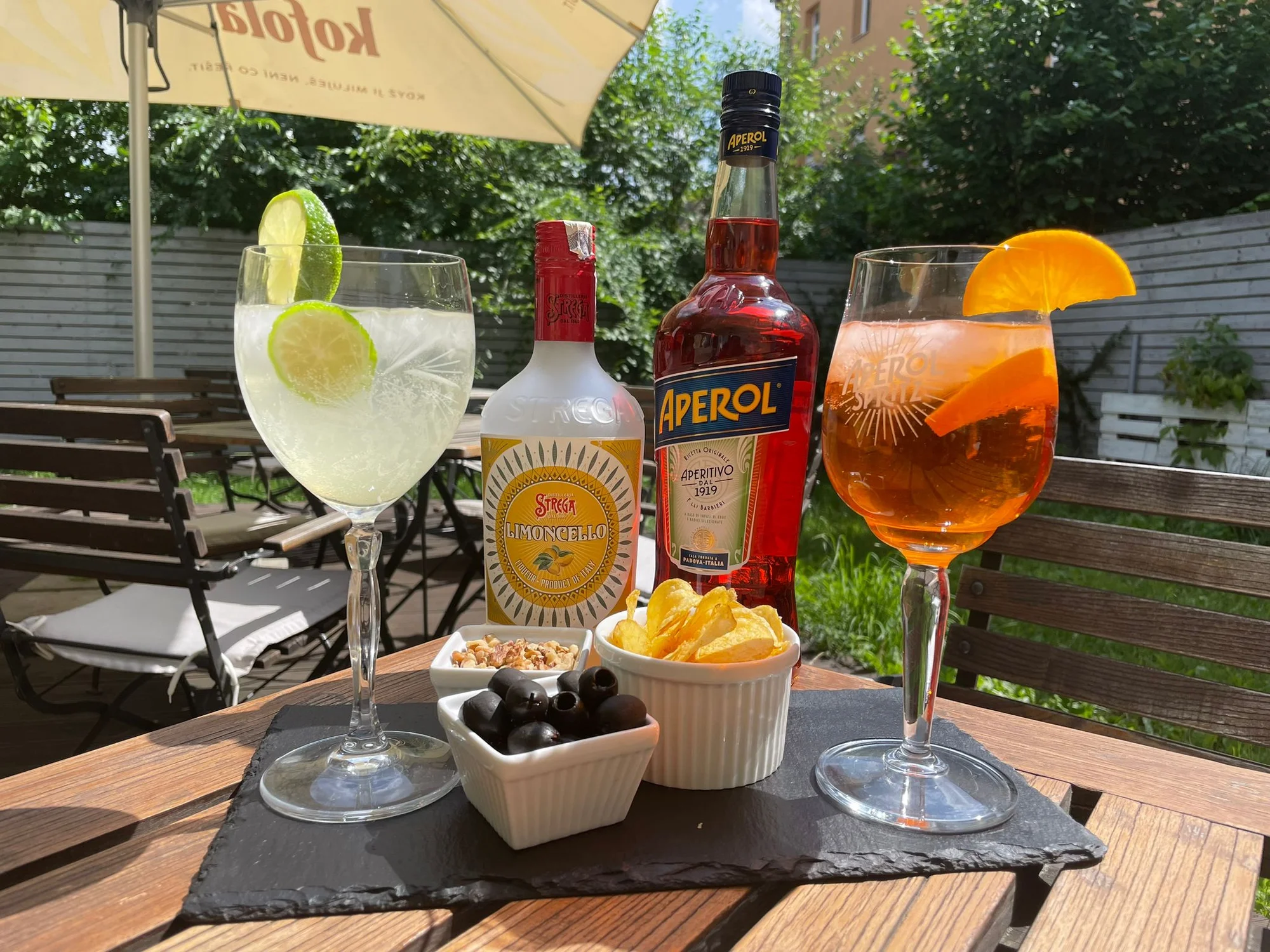 Na drink a něco dobrého k zobání: 2x či 4x Aperol Spritz s olivami, oříšky i brambůrky