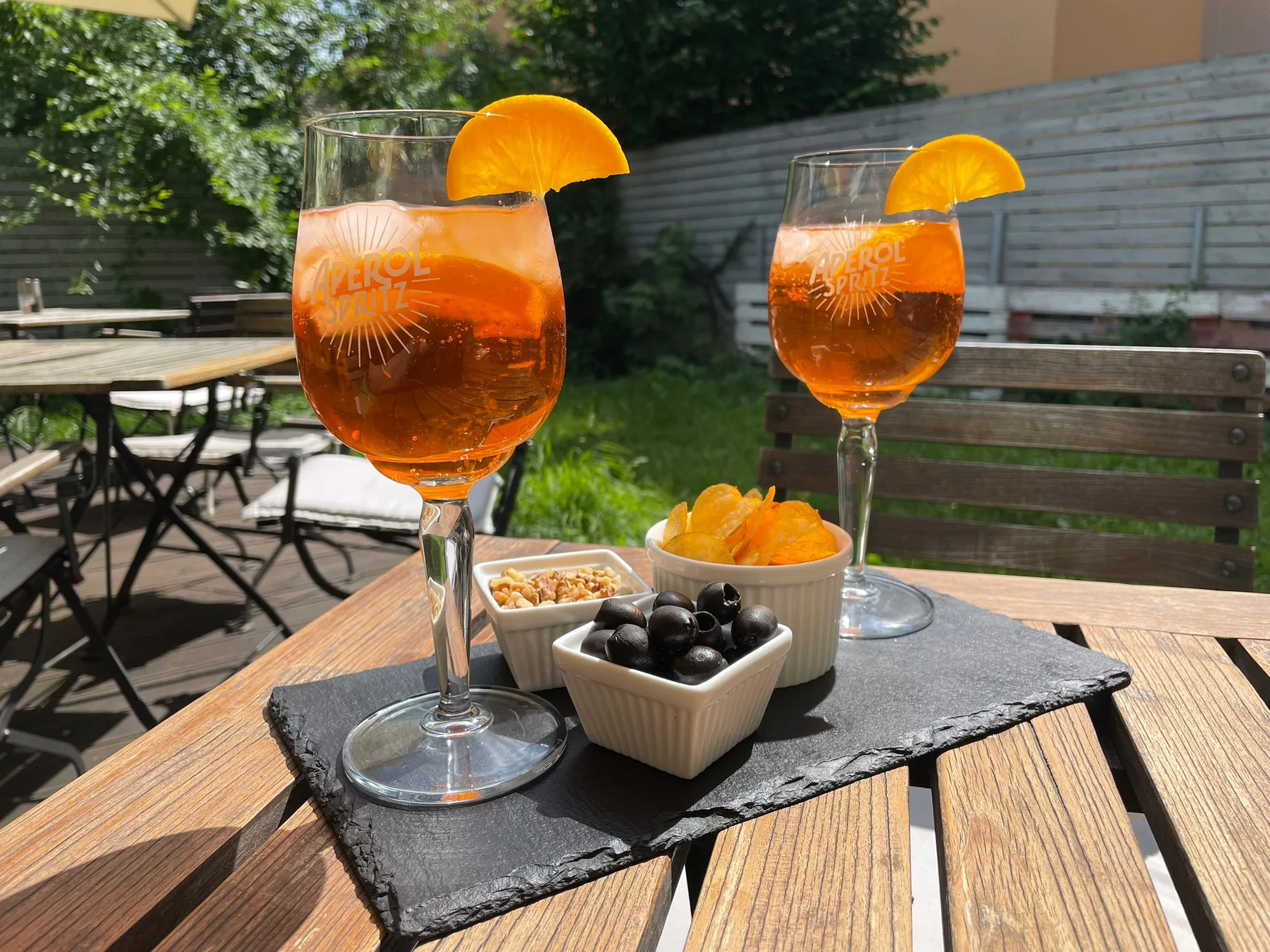 Na drink a něco dobrého k zobání: 2x či 4x Aperol Spritz s olivami, oříšky i brambůrky