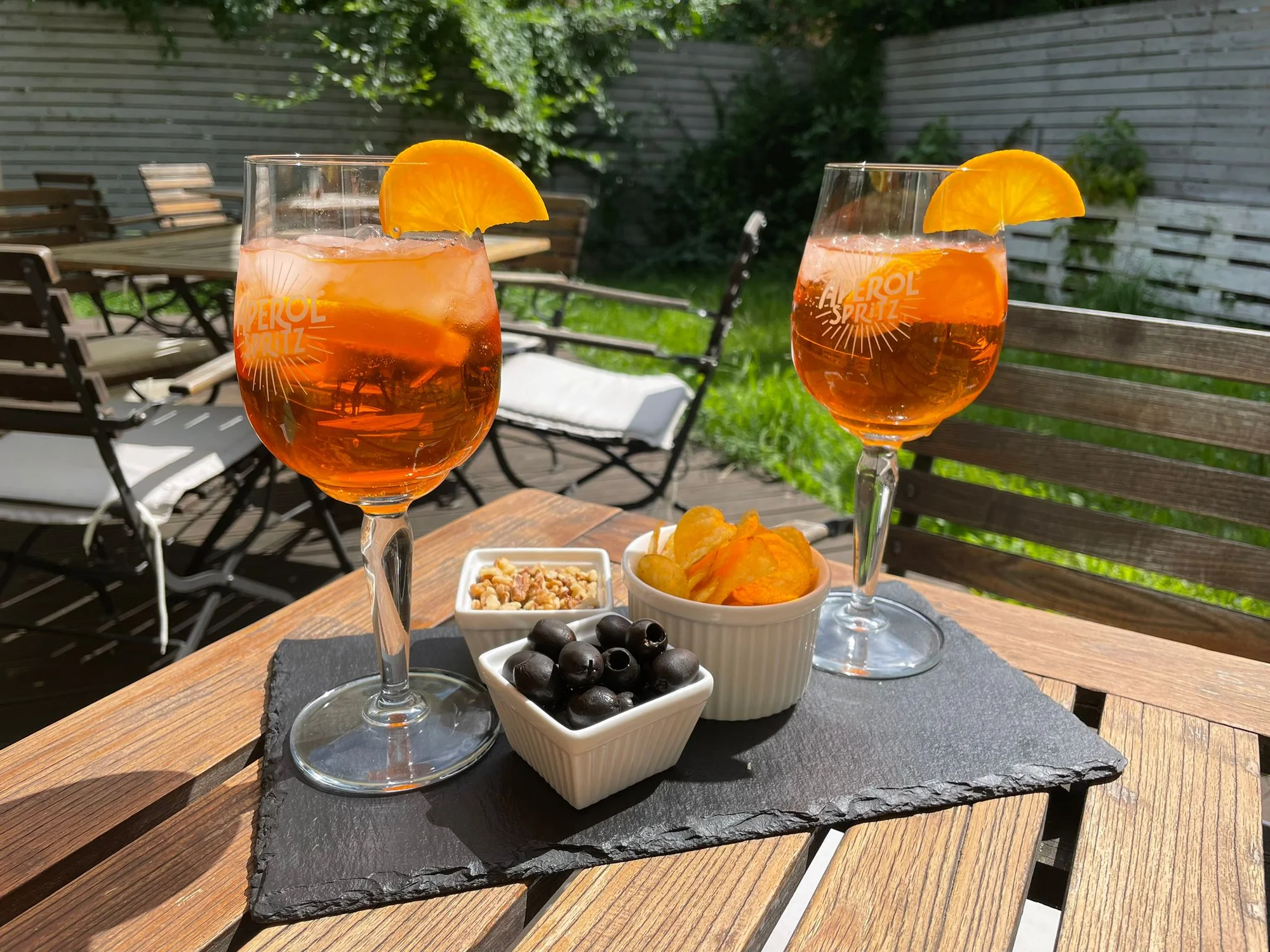 Na drink a něco dobrého k zobání: 2x či 4x Aperol Spritz s olivami, oříšky i brambůrky