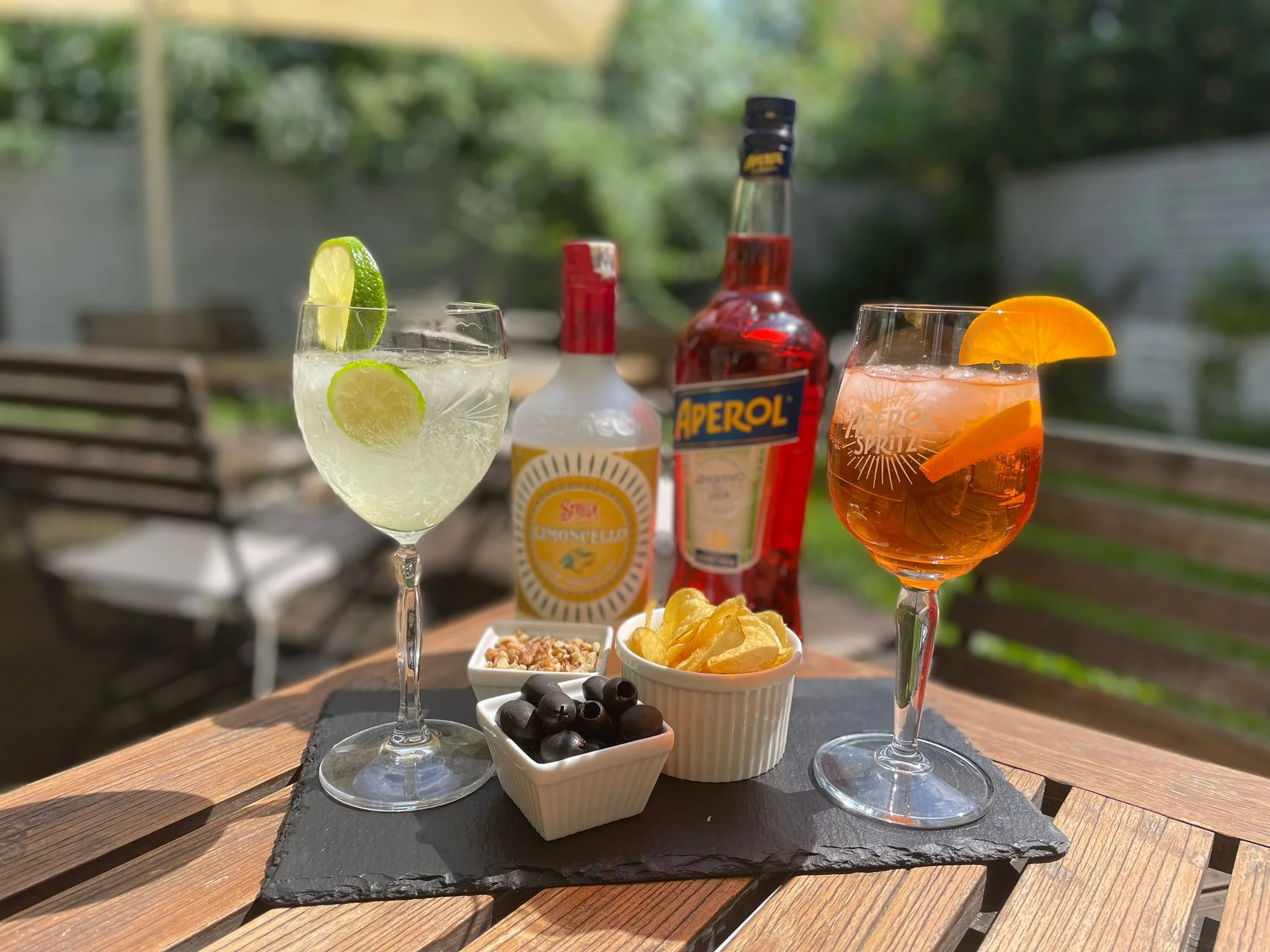Na drink a něco dobrého k zobání: 2x či 4x Aperol Spritz s olivami, oříšky i brambůrky