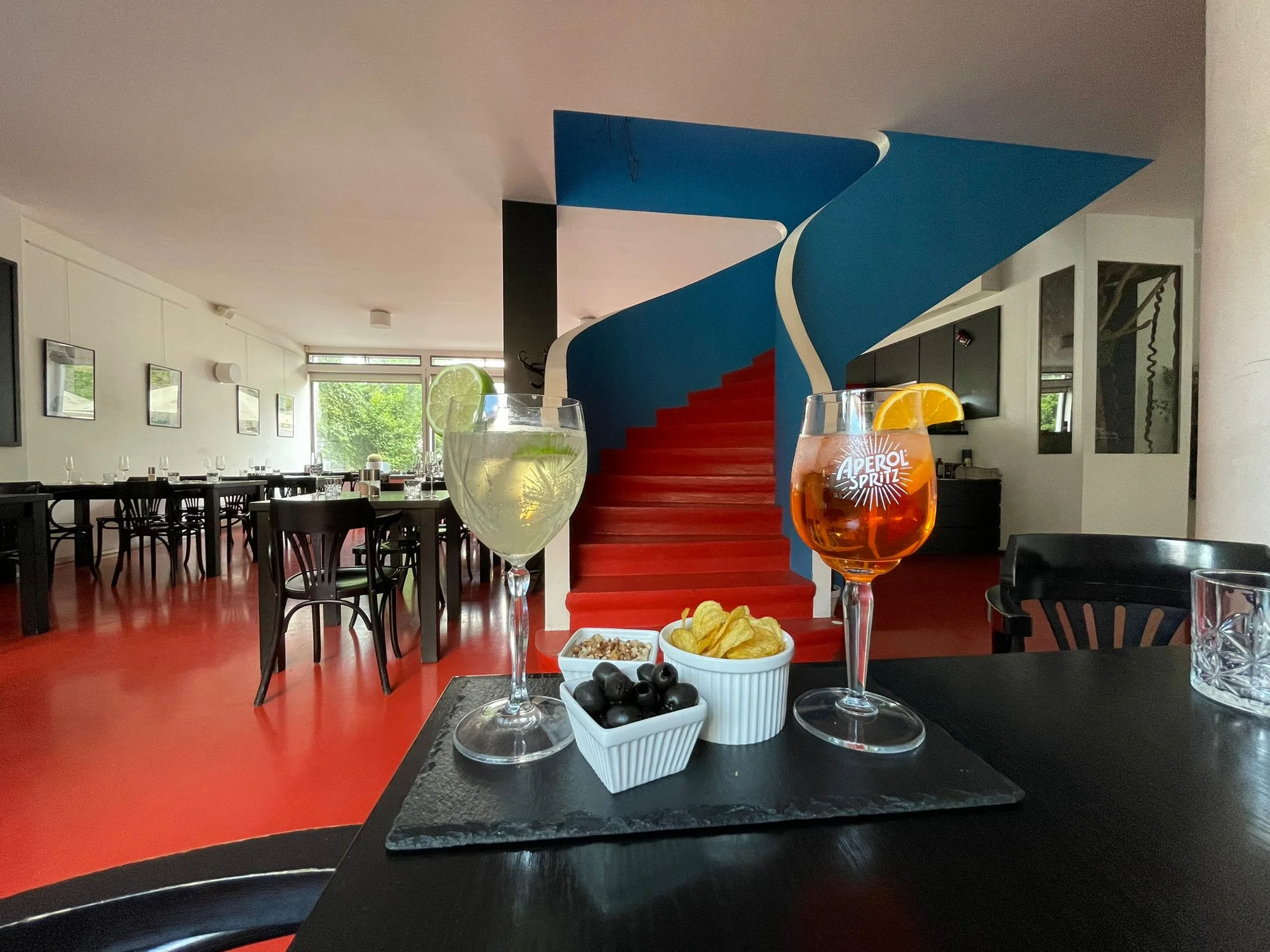 Na drink a něco dobrého k zobání: 2x či 4x Aperol Spritz s olivami, oříšky i brambůrky