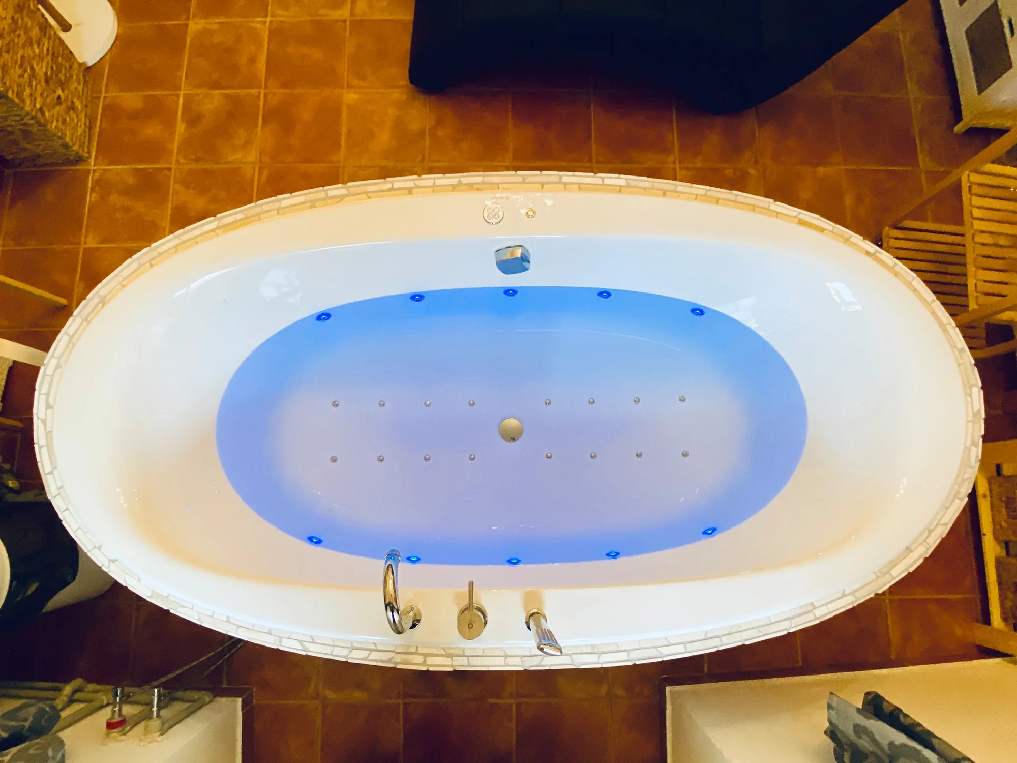 Královský relax v privátním wellness pro 2-6 osob: koupel, sauna i lahev sektu