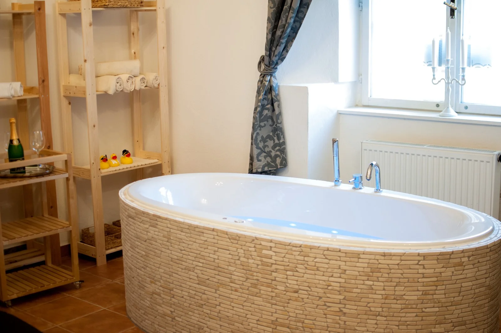 Královský relax v privátním wellness pro 2-6 osob: koupel, sauna i lahev sektu