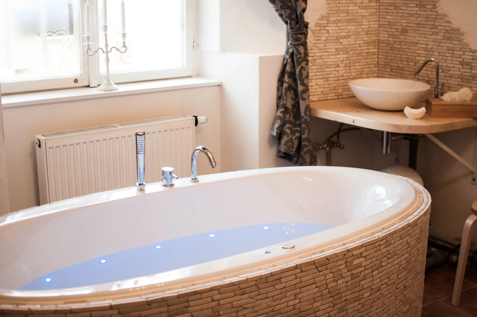 Královský relax v privátním wellness pro 2-6 osob: koupel, sauna i lahev sektu