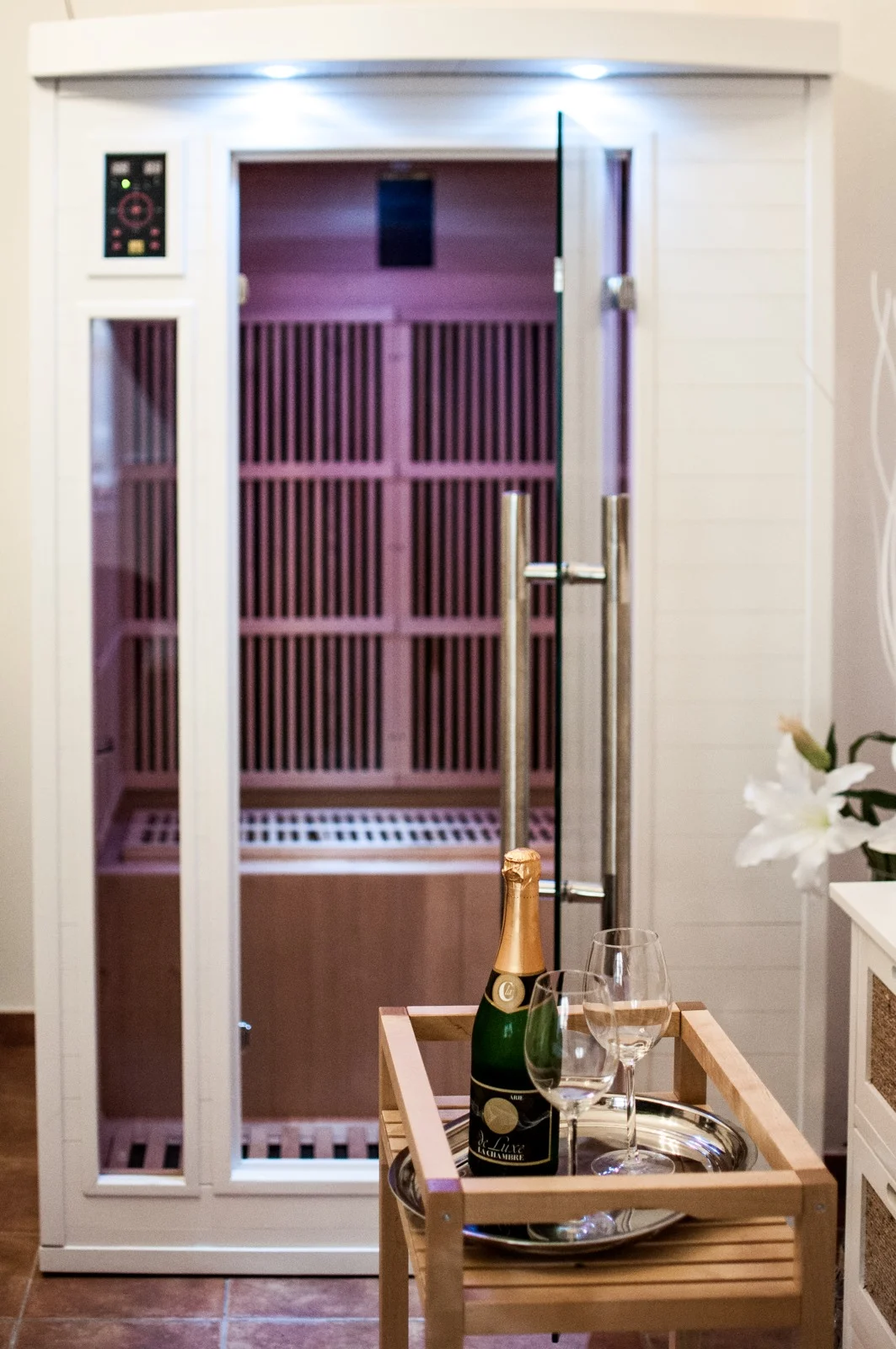 Královský relax v privátním wellness pro 2-6 osob: koupel, sauna i lahev sektu