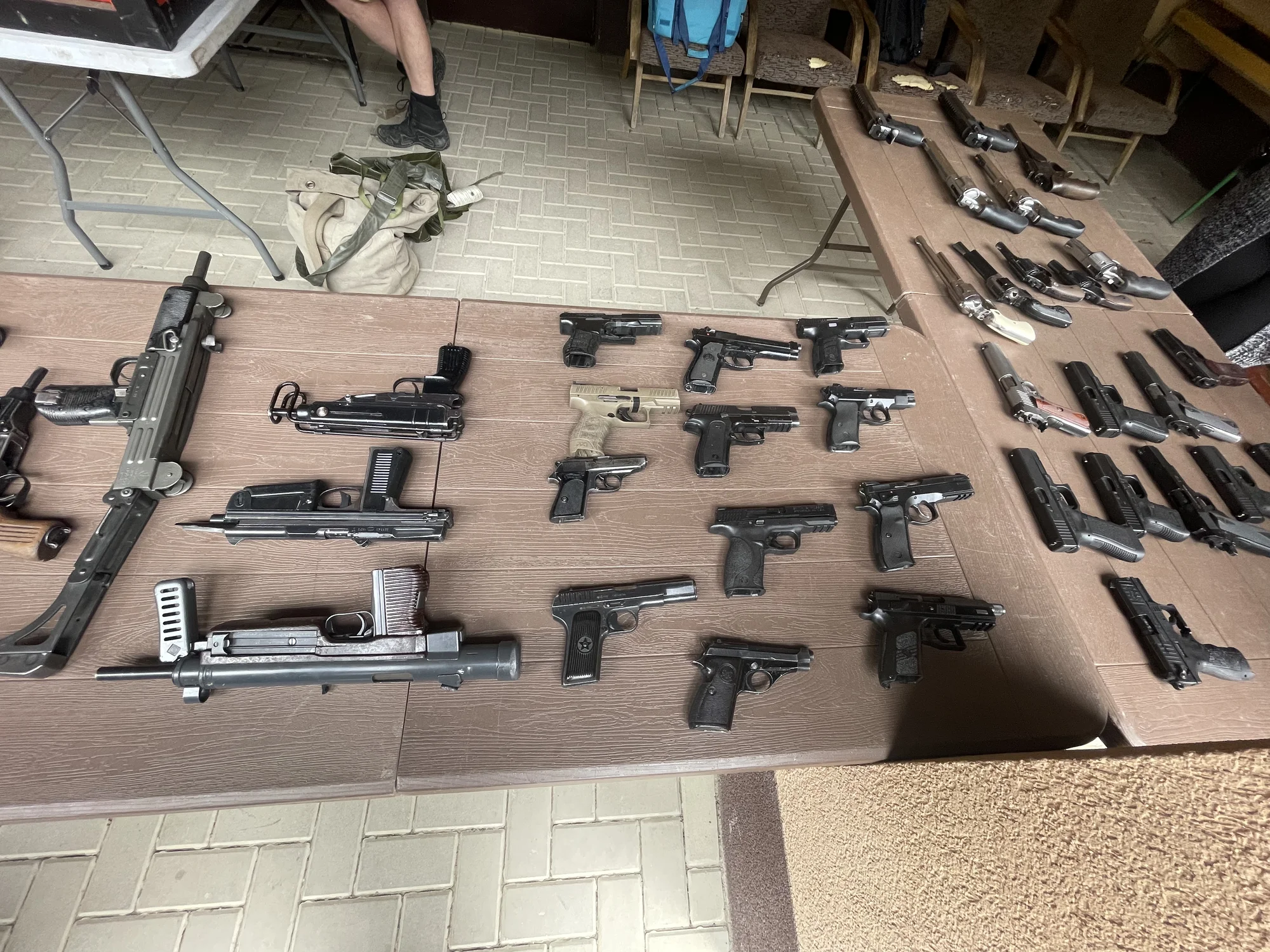 Mega zážitky na střelnici: 16 nabitých střeleckých balíčků s až 30 zbraněmi a 174 náboji
