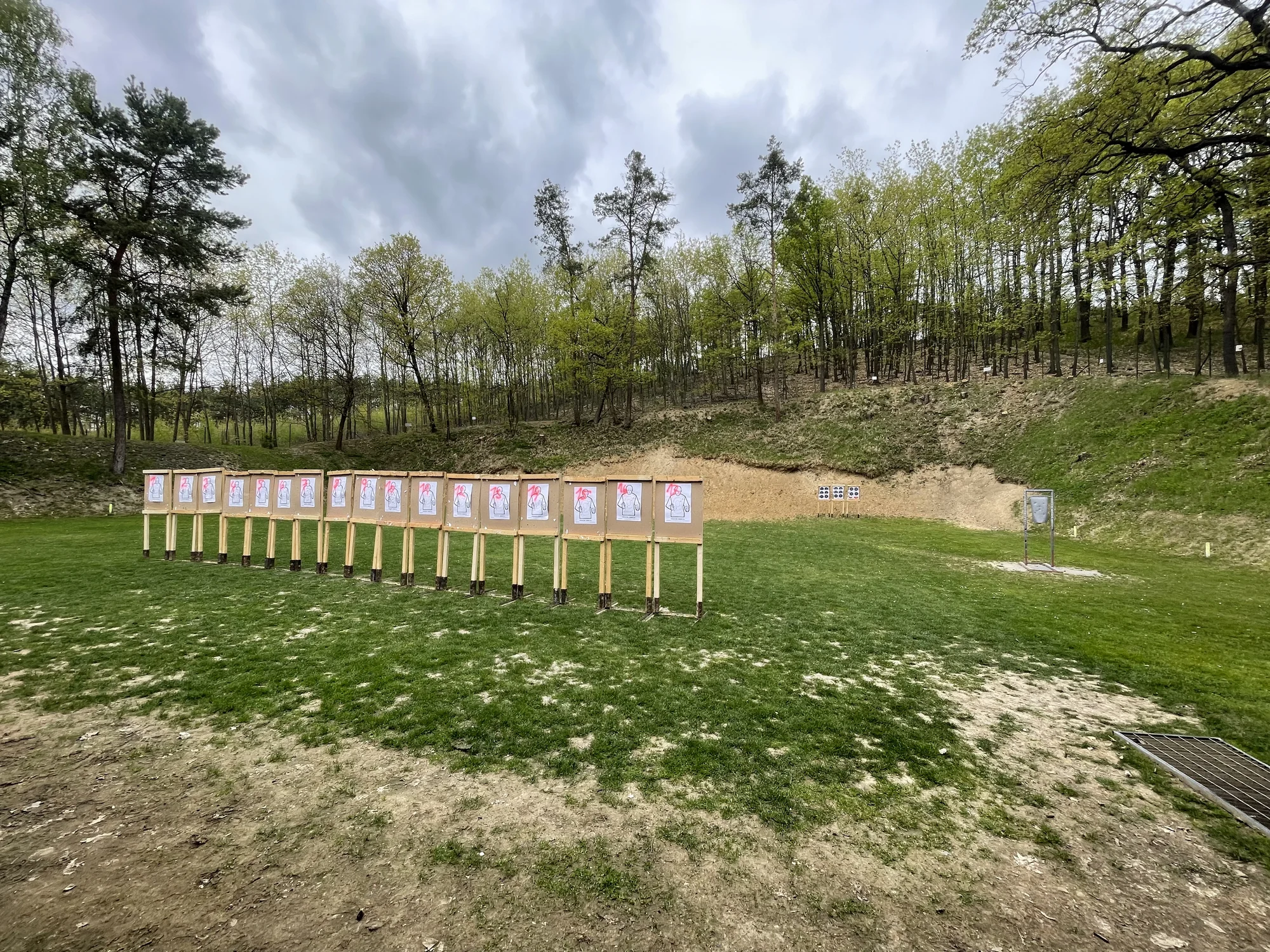 Mega zážitky na střelnici: 16 nabitých střeleckých balíčků s až 30 zbraněmi a 174 náboji