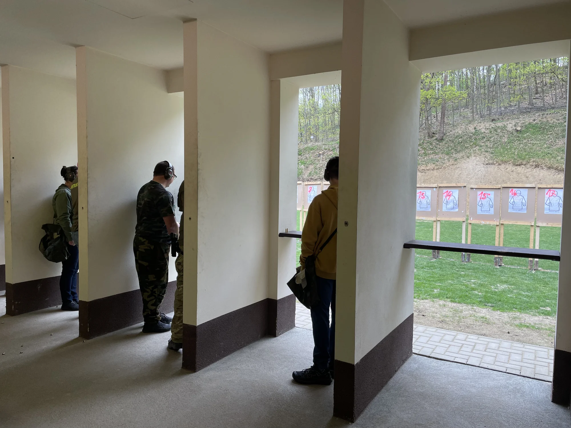 Mega zážitky na střelnici: 16 nabitých střeleckých balíčků s až 30 zbraněmi a 174 náboji