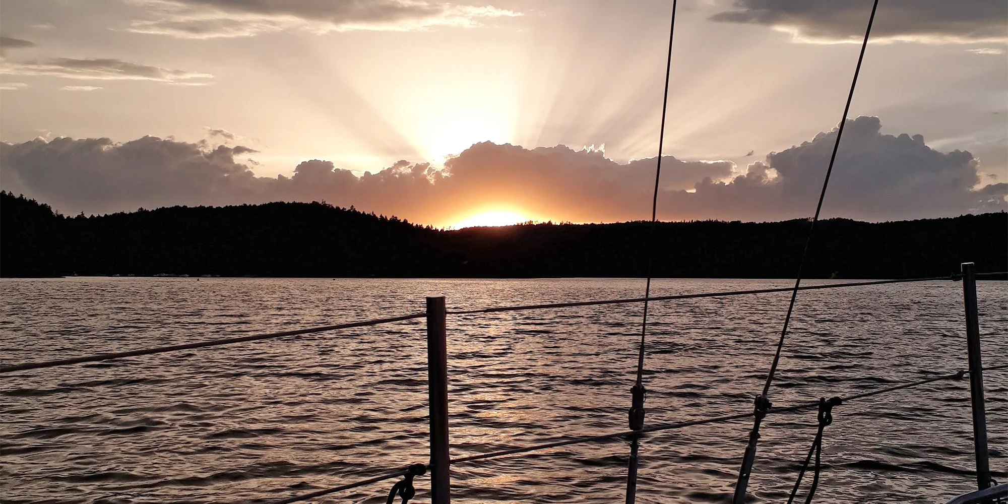 3hod. plavba jachtou s kapitánem na Orlíku vč. zapůjčení paddleboardů i privátní pronájem