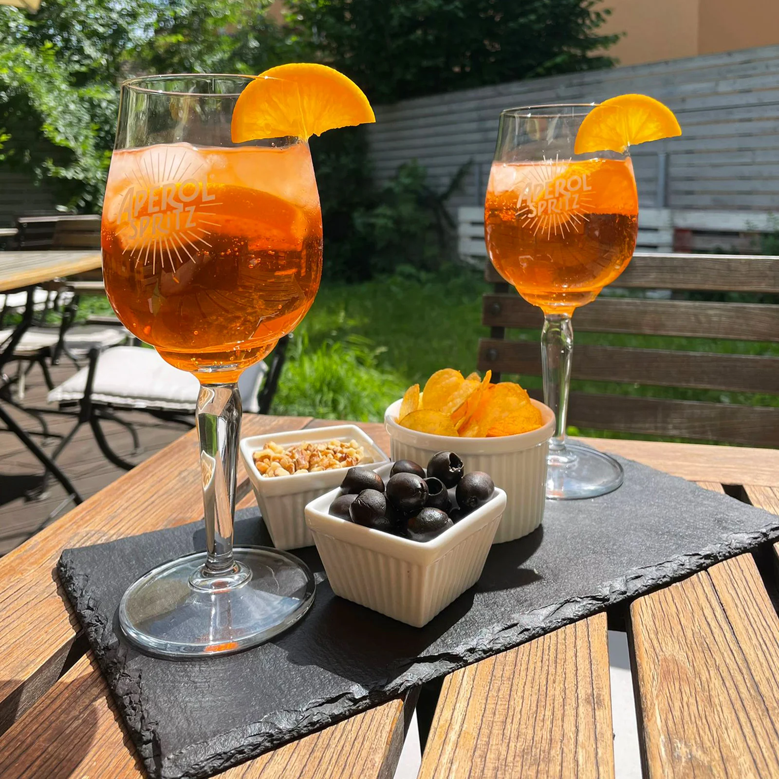 Italské osvěžení ve funkcionalistické kavárně: Aperol Spritz pro 2 až 4 osoby i slané zobání