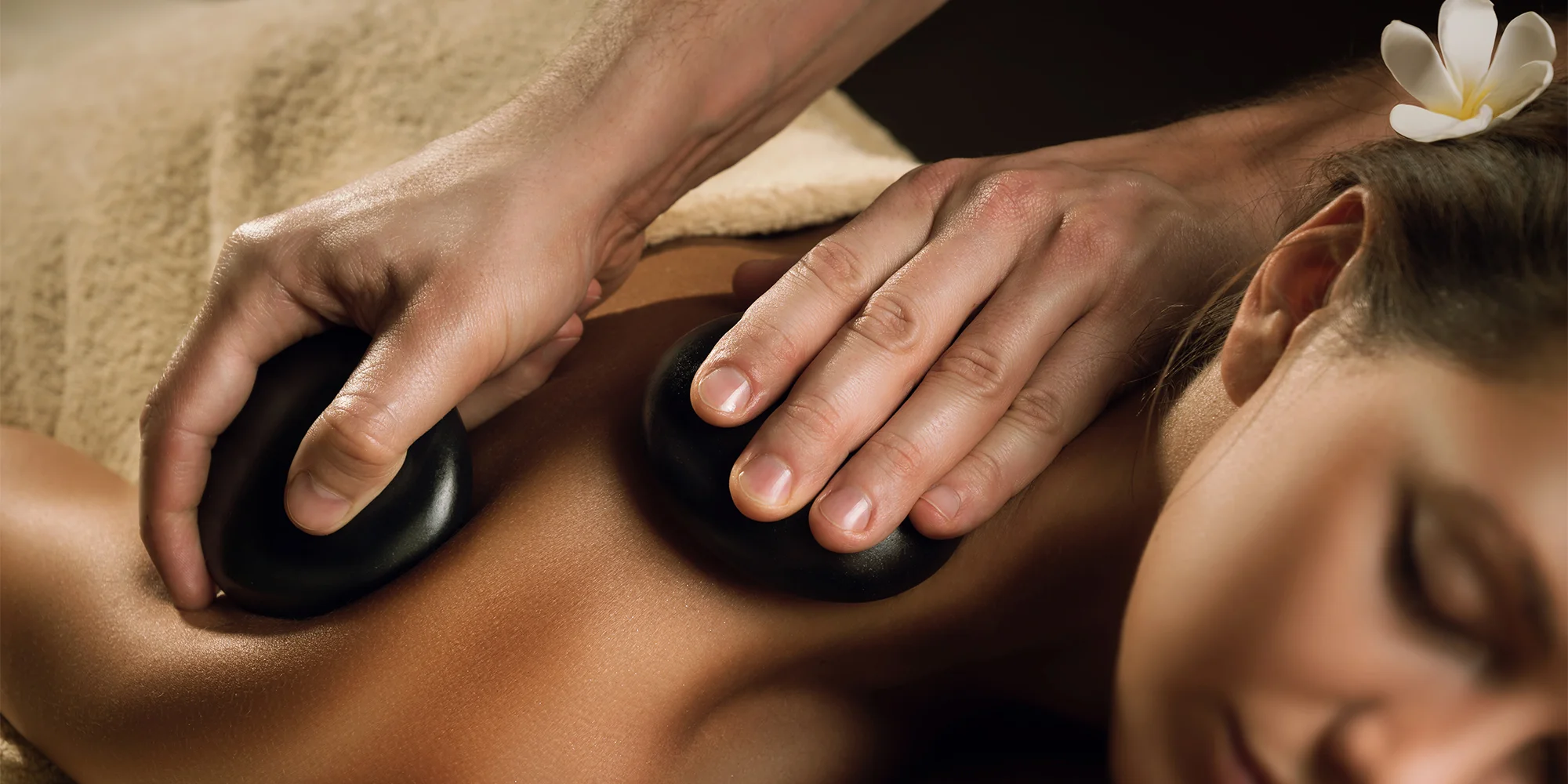 Speciální i relaxační masáže dle výběru z 8 druhů i královská masáž: 30 až 120 min.
