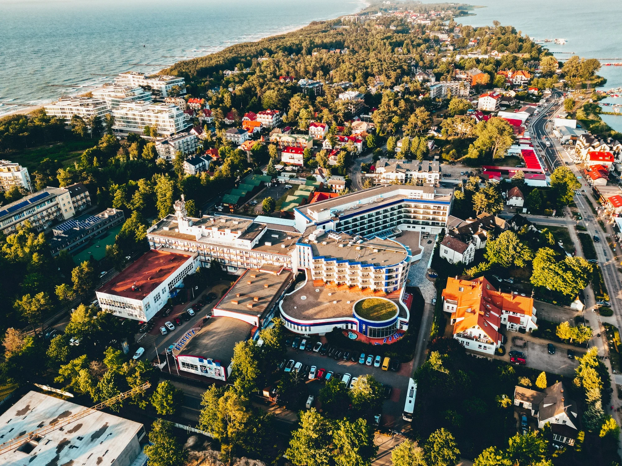 4* rodinný hotel s termálními lázněmi: polopenze, dětské hřiště i herna, 300 m od pláže