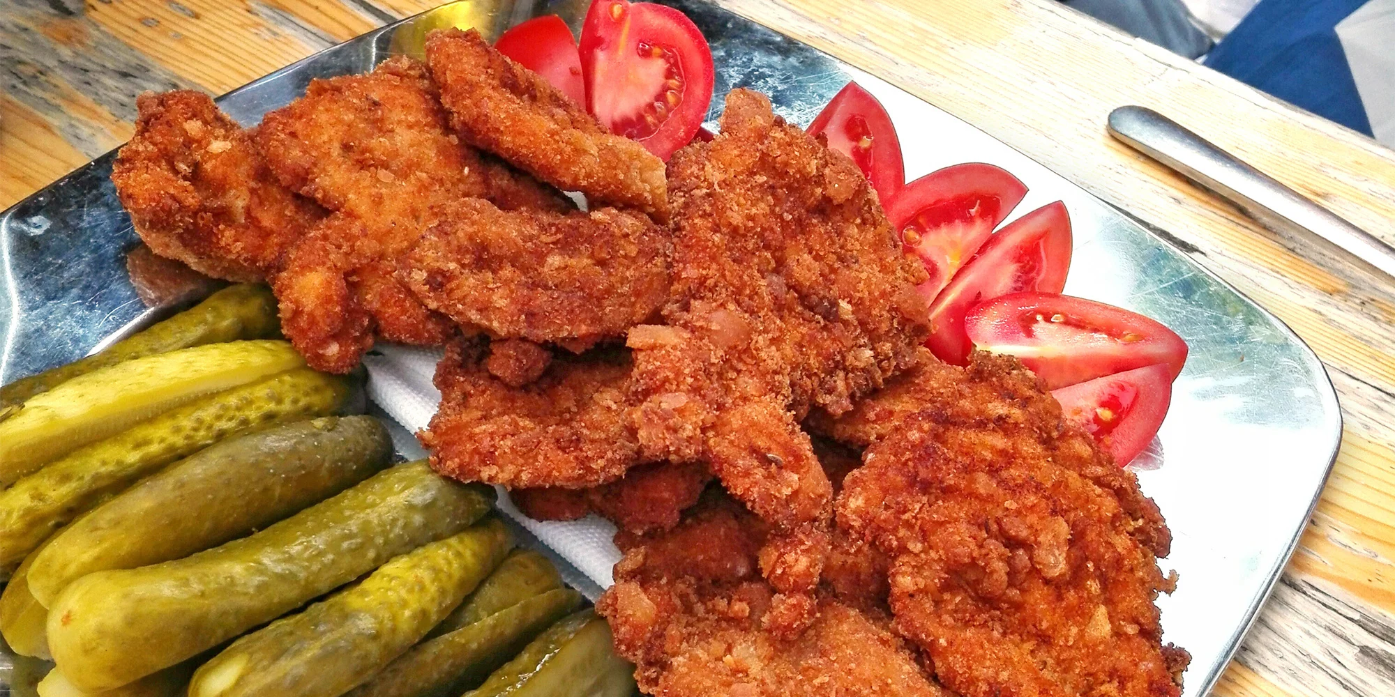 1 nebo 2 kg šťavnatých řízků podle chuti: kuřecí, vepřové nebo mix v restauraci Pod Jasanem