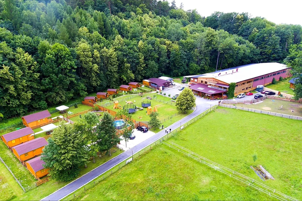 Dovolená ve srubech s wellness kádí i bazénem pro páry i rodiny uprostřed stylového ranče Bučiska