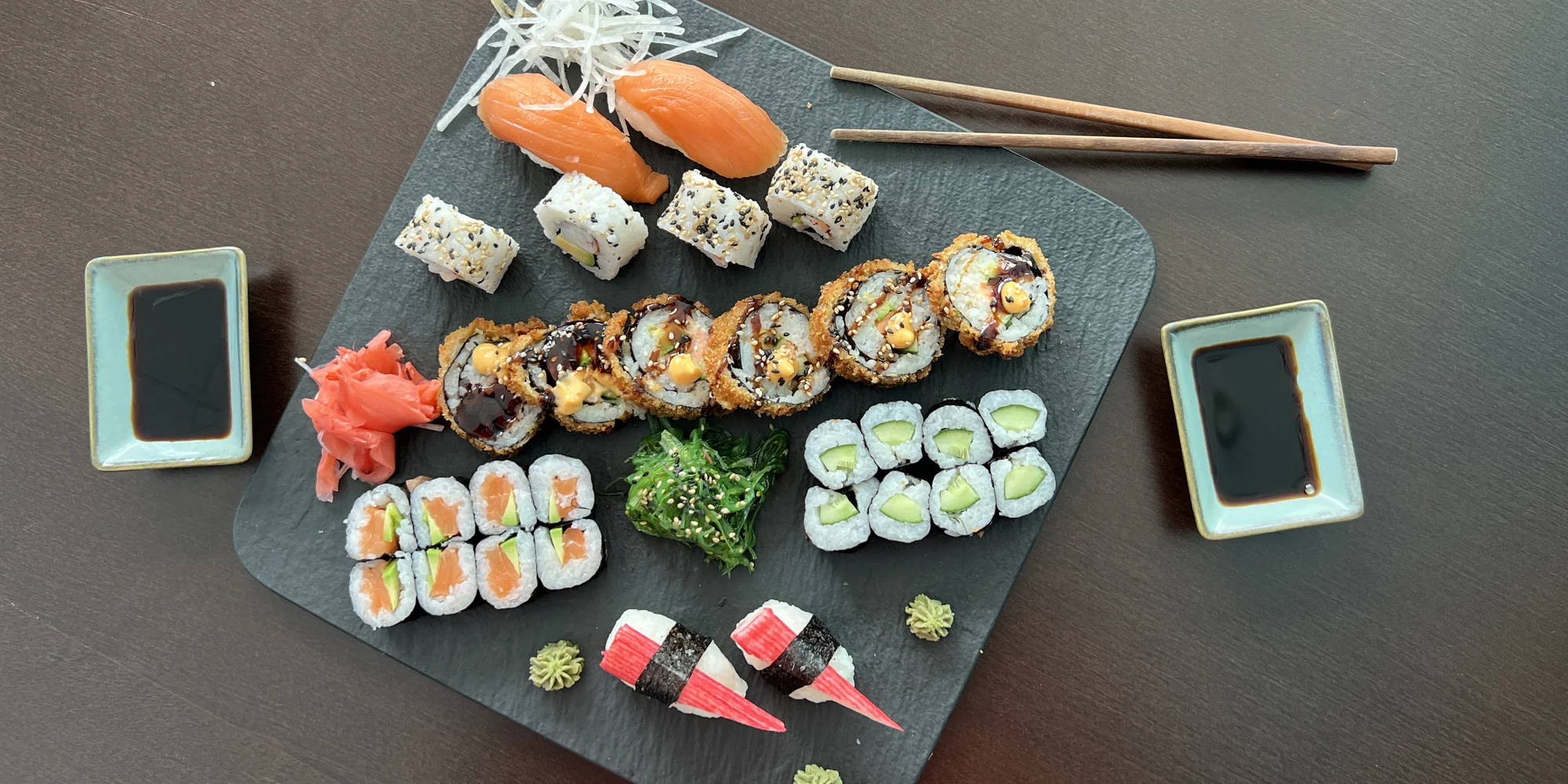 Set 30, 46 či 70 ks sushi: maki i nigiri či roll s lososem, krabem nebo avokádem