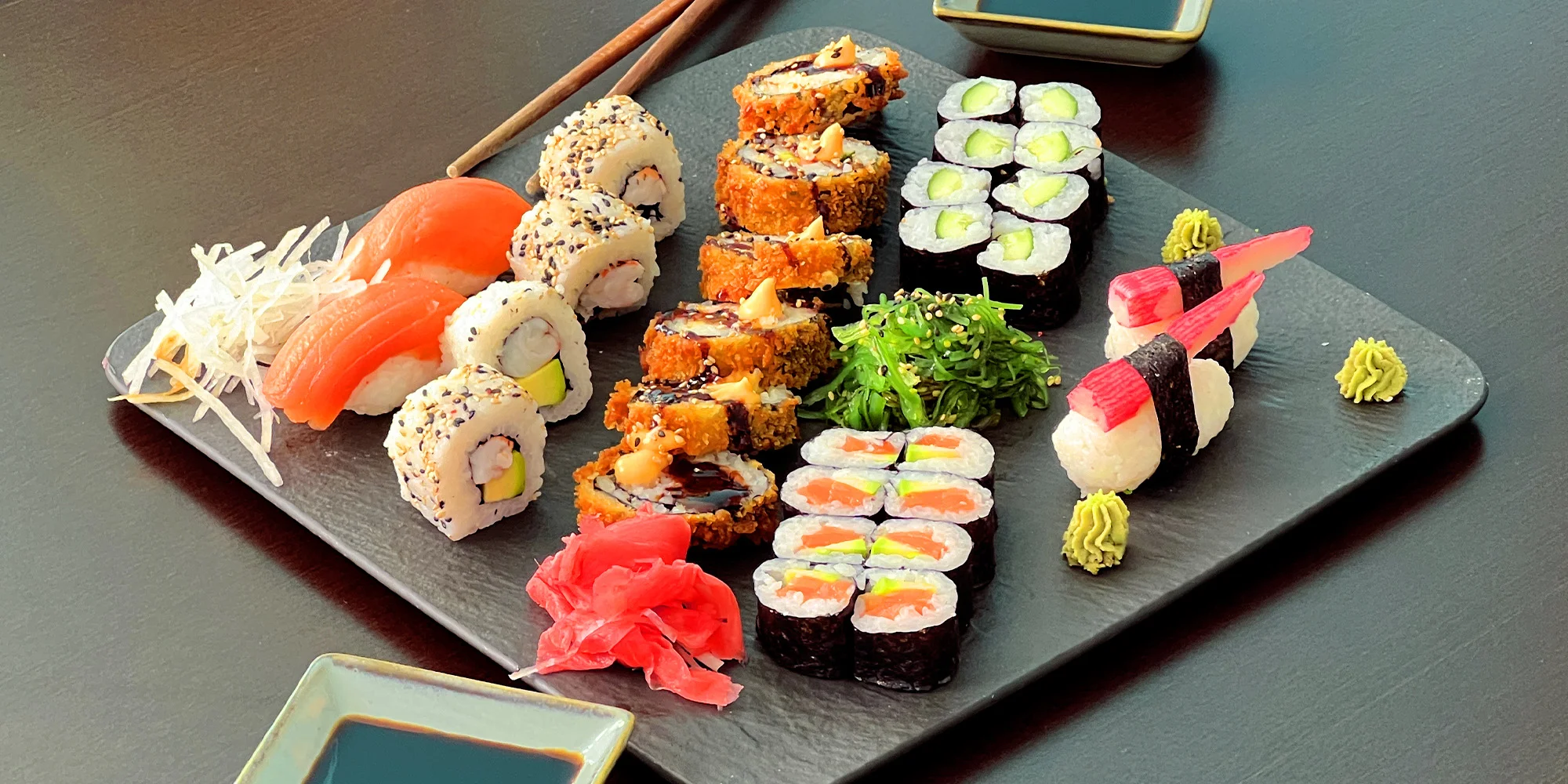 Set 30, 46 či 70 ks sushi: maki i nigiri či roll s lososem, krabem nebo avokádem