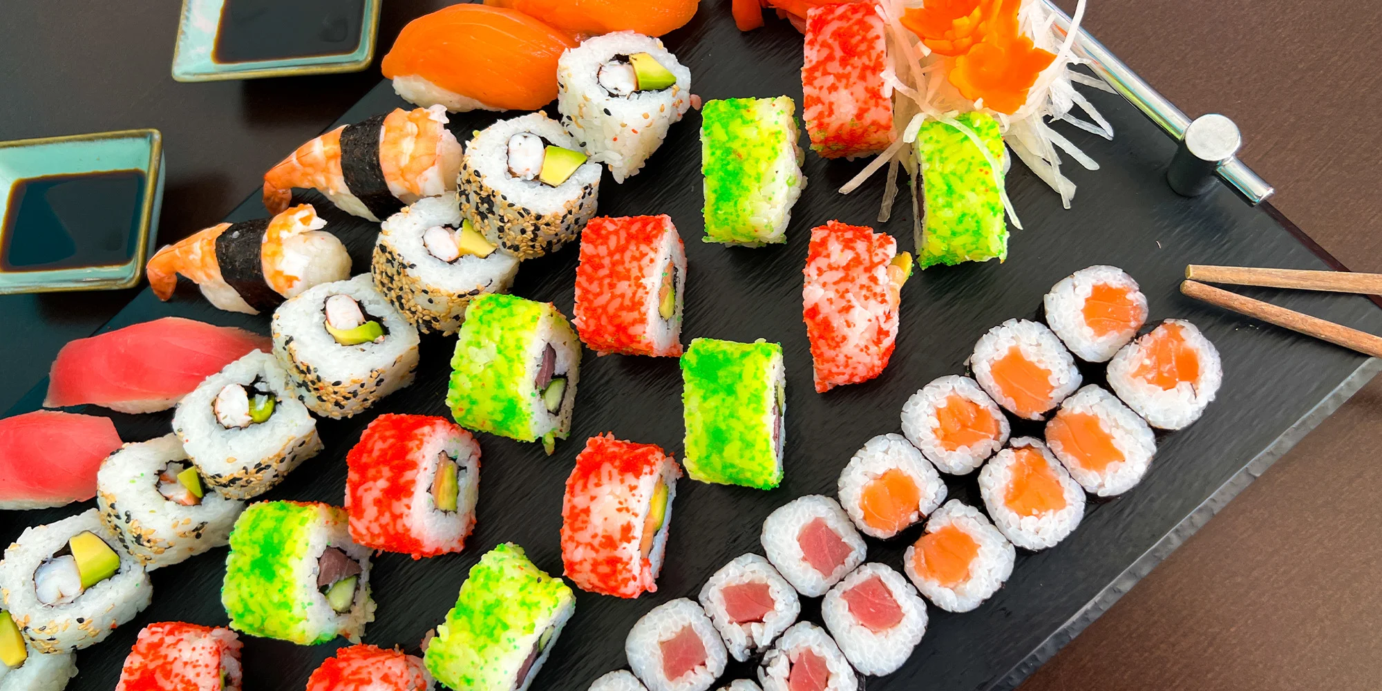 Set 30, 46 či 70 ks sushi: maki i nigiri či roll s lososem, krabem nebo avokádem