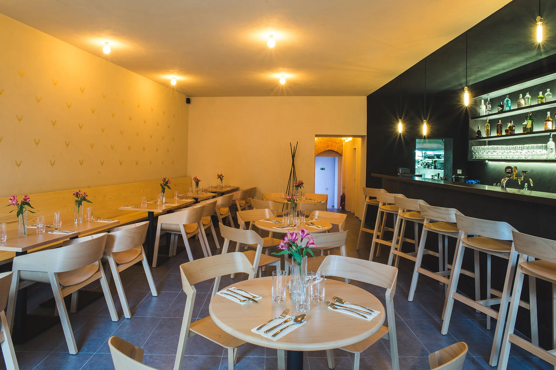 Krásný penzion v centru Litomyšle: snídaně do pokoje, moderní restaurace a výhled na Piaristický chrám
