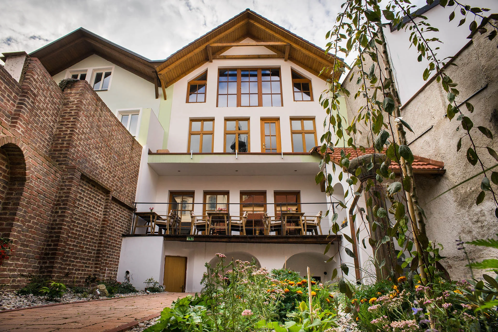 Krásný penzion v centru Litomyšle: snídaně do pokoje, moderní restaurace a výhled na Piaristický chrám
