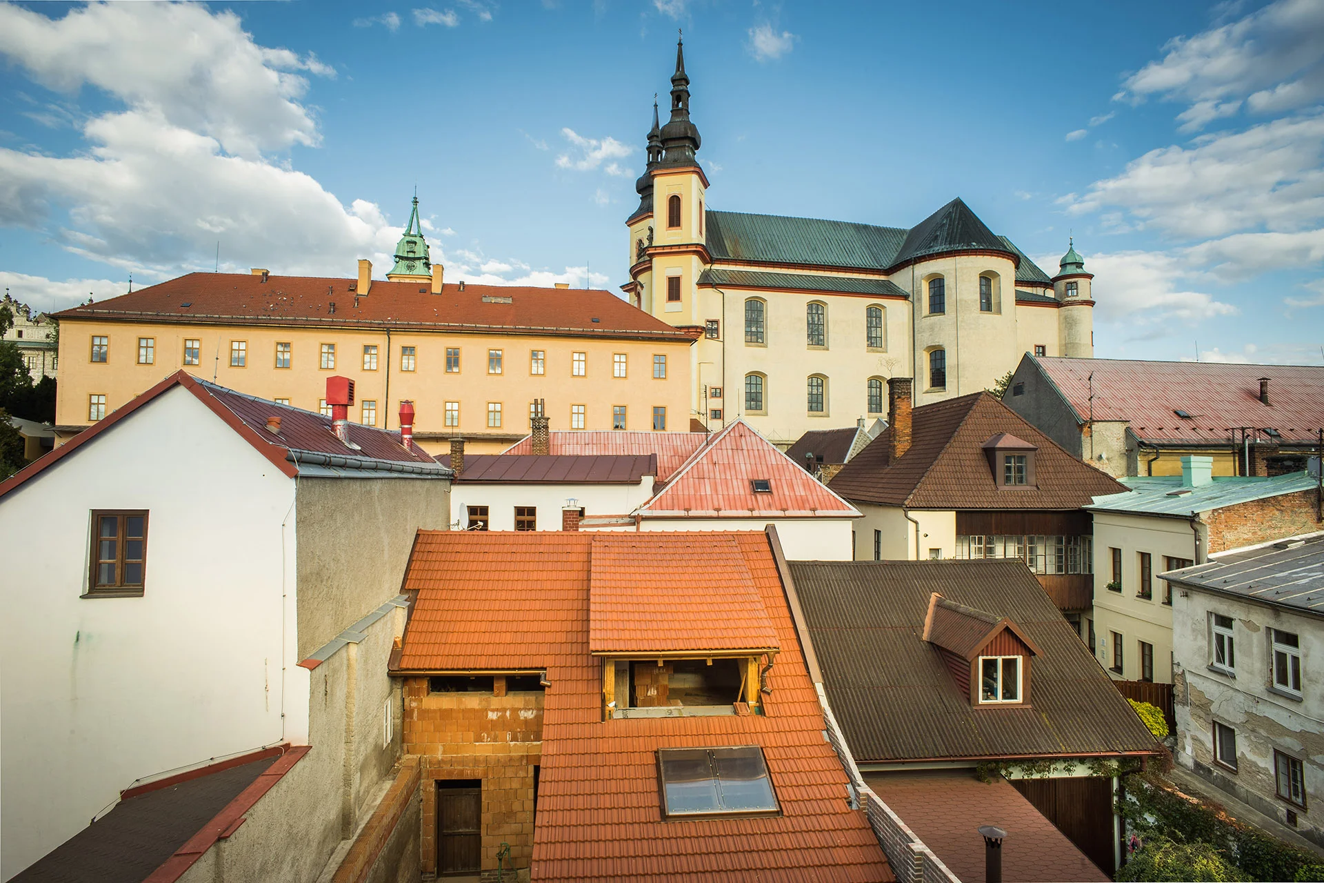 Krásný penzion v centru Litomyšle: snídaně do pokoje, moderní restaurace a výhled na Piaristický chrám