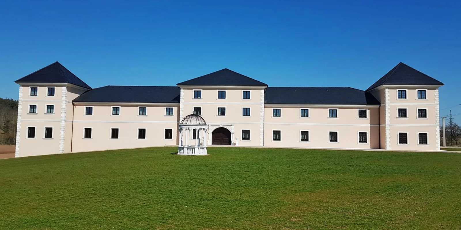 Rautová večeře ze sezónních surovin i s wellness či masáží pro 2 osoby