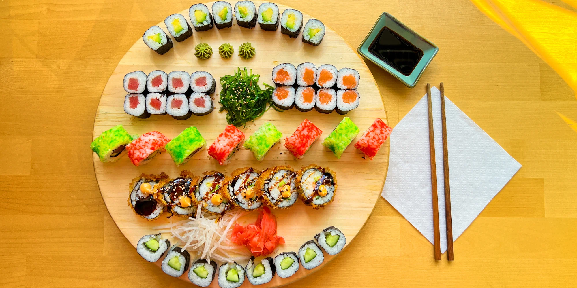 Set 30, 46 či 70 ks sushi: maki i nigiri či roll s lososem, krabem nebo avokádem