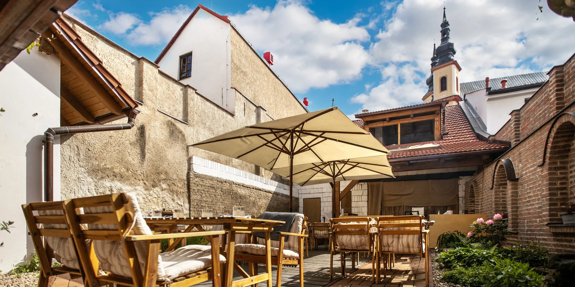 Krásný penzion v centru Litomyšle: snídaně do pokoje, moderní restaurace a výhled na Piaristický chrám