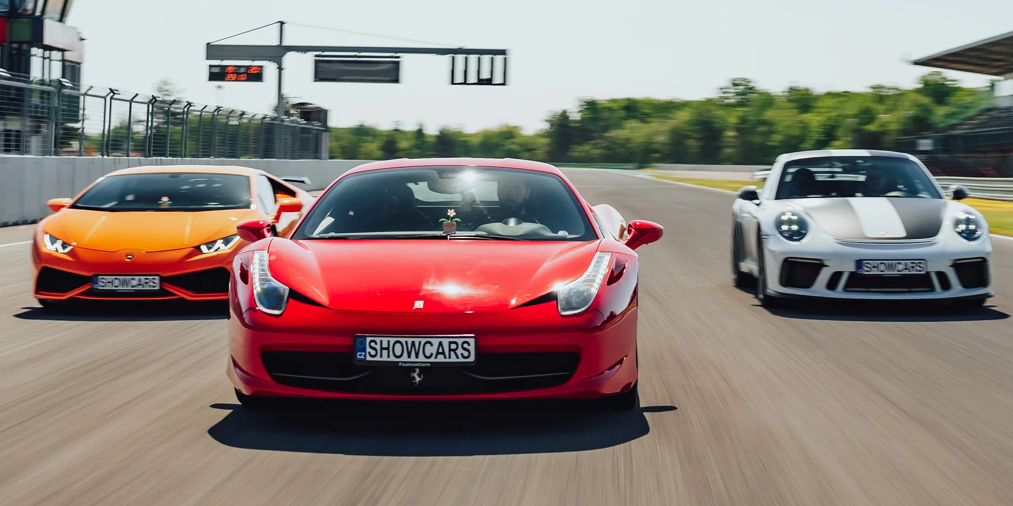 20 min. v supersportu: Ferrari, Lamborghini, McLaren, Porsche, Mustang, Subaru aj.