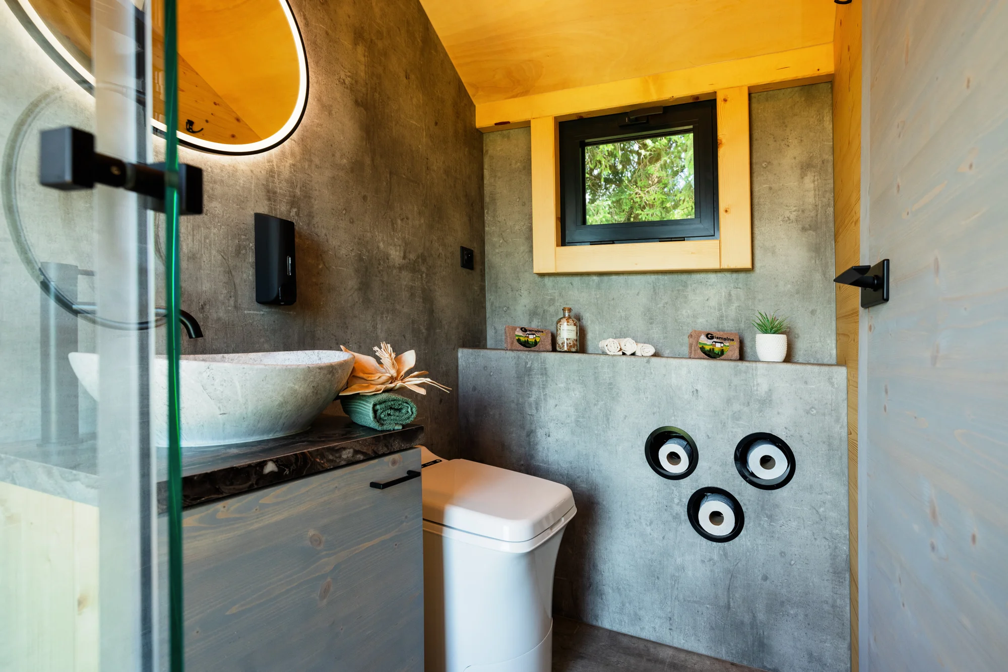 Tiny house Honzík: plně vybavený domek u lesa s terasou a výhledem na pastviny