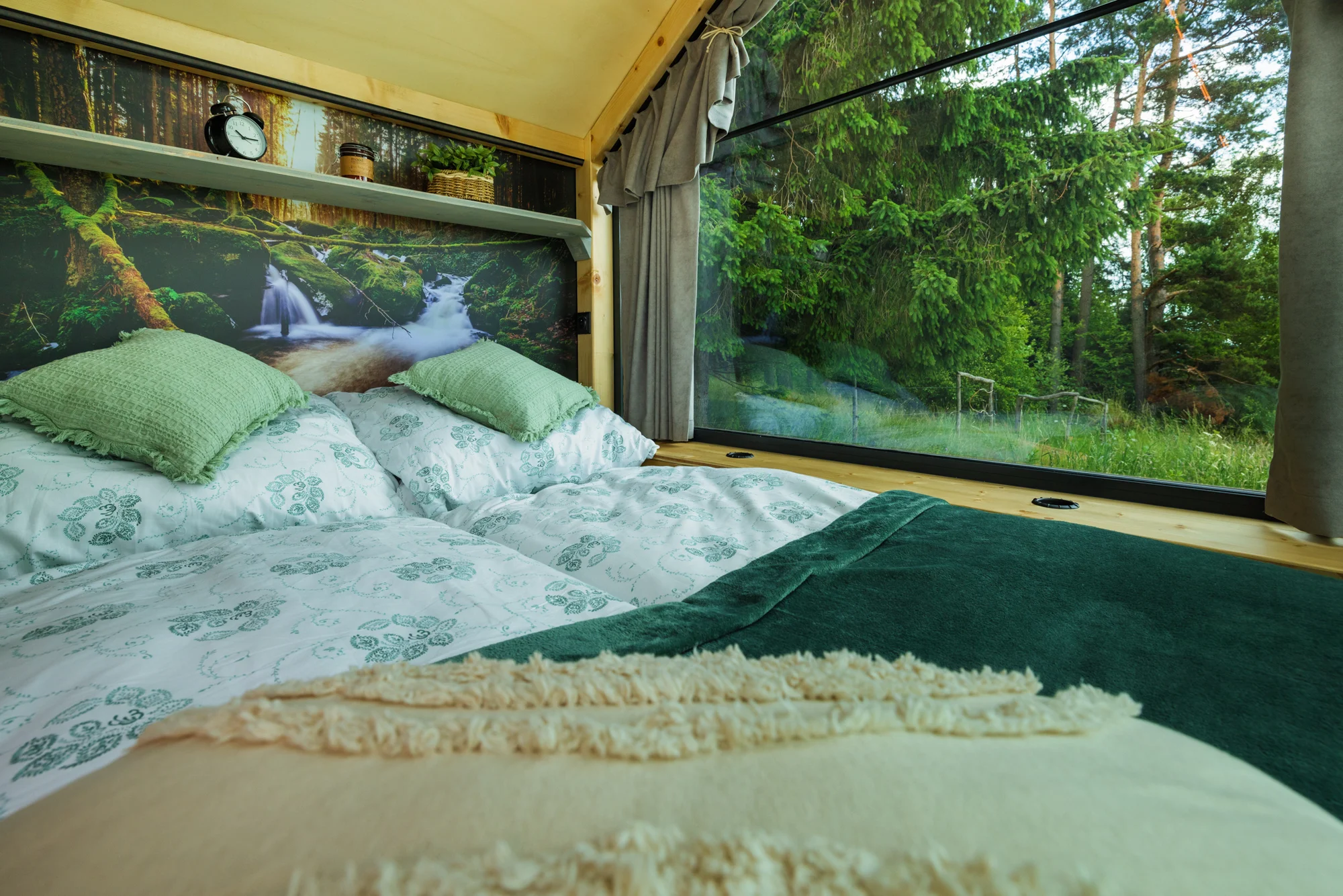 Tiny house Honzík: plně vybavený domek u lesa s terasou a výhledem na pastviny