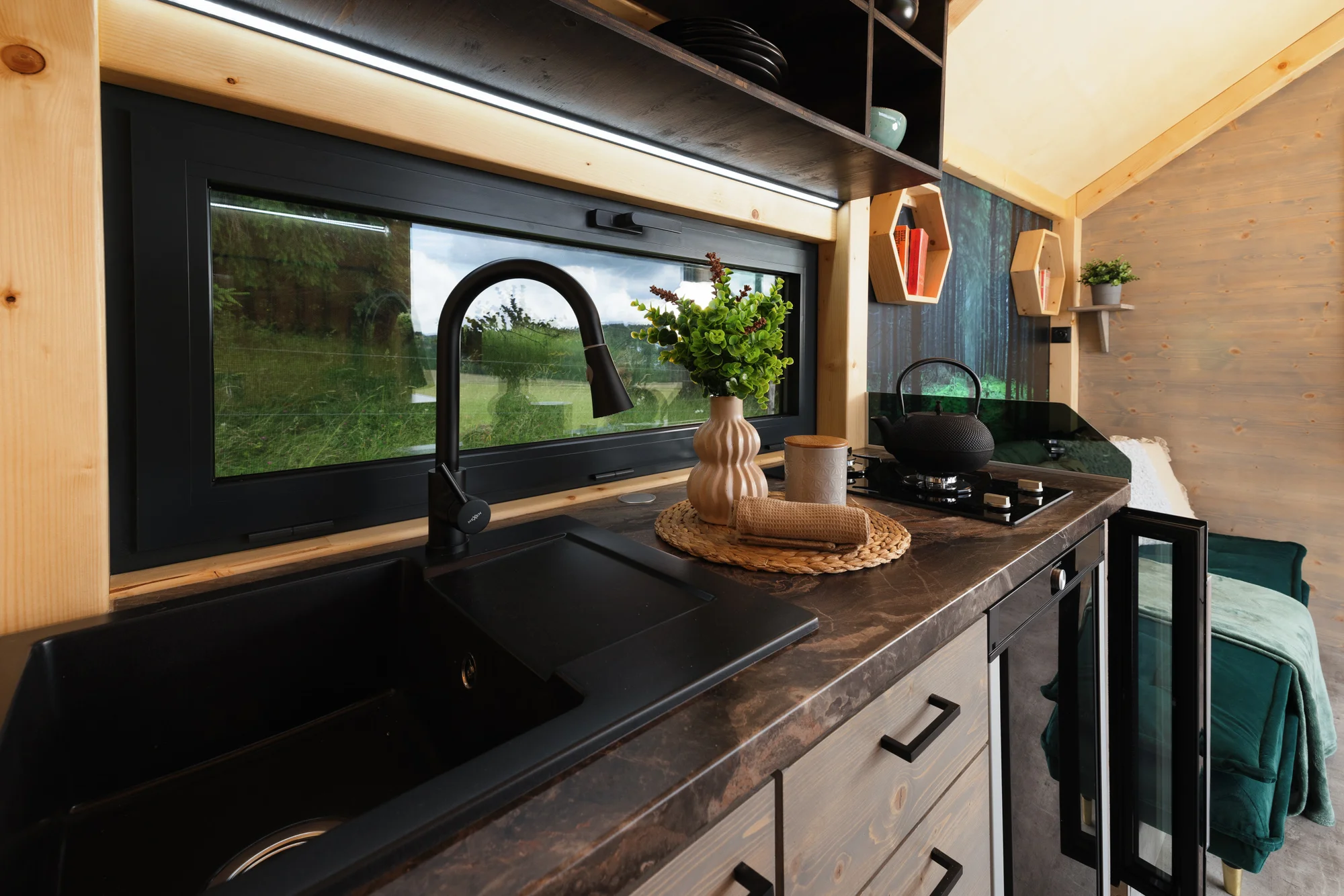 Tiny house Honzík: plně vybavený domek u lesa s terasou a výhledem na pastviny
