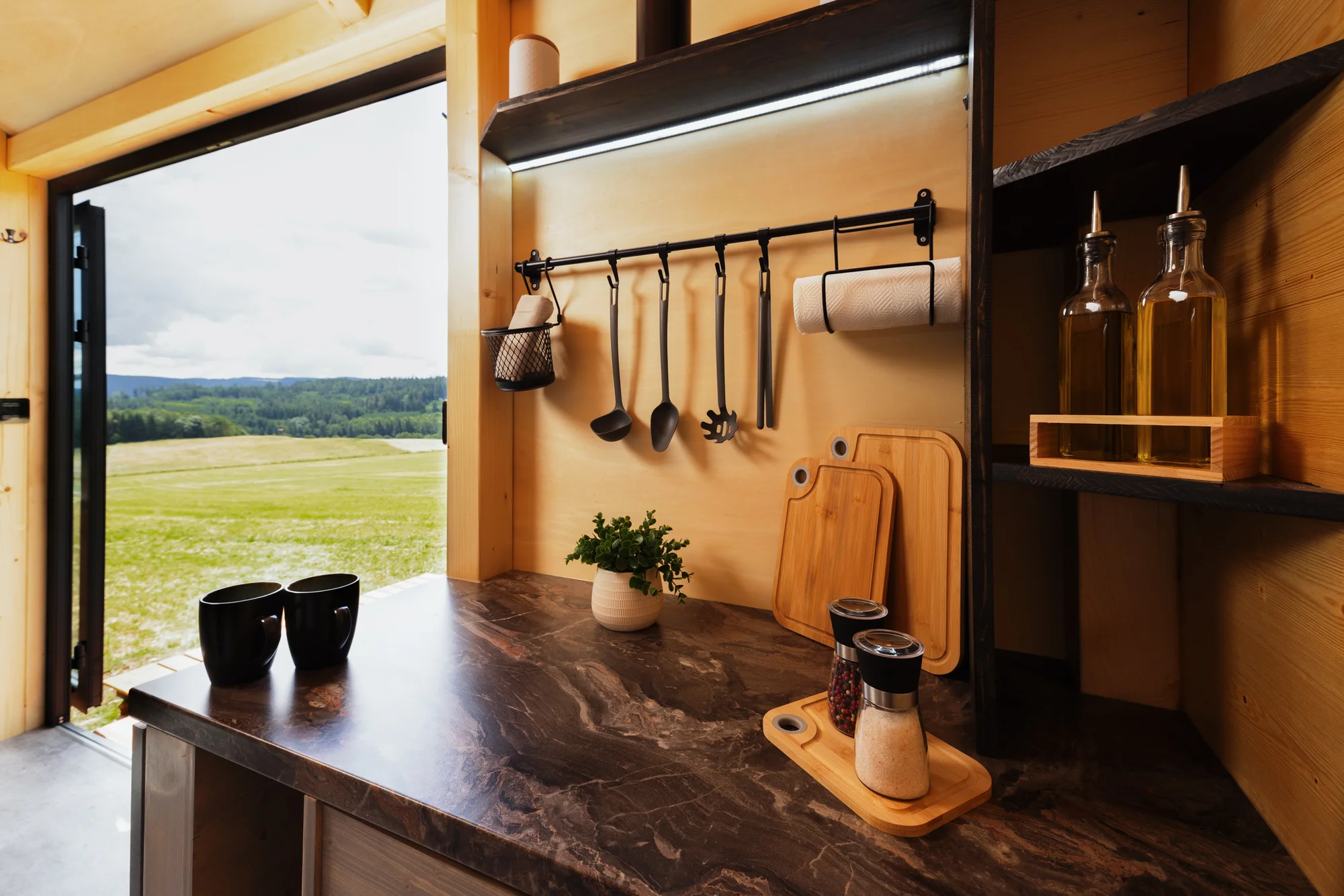 Tiny house Honzík: plně vybavený domek u lesa s terasou a výhledem na pastviny