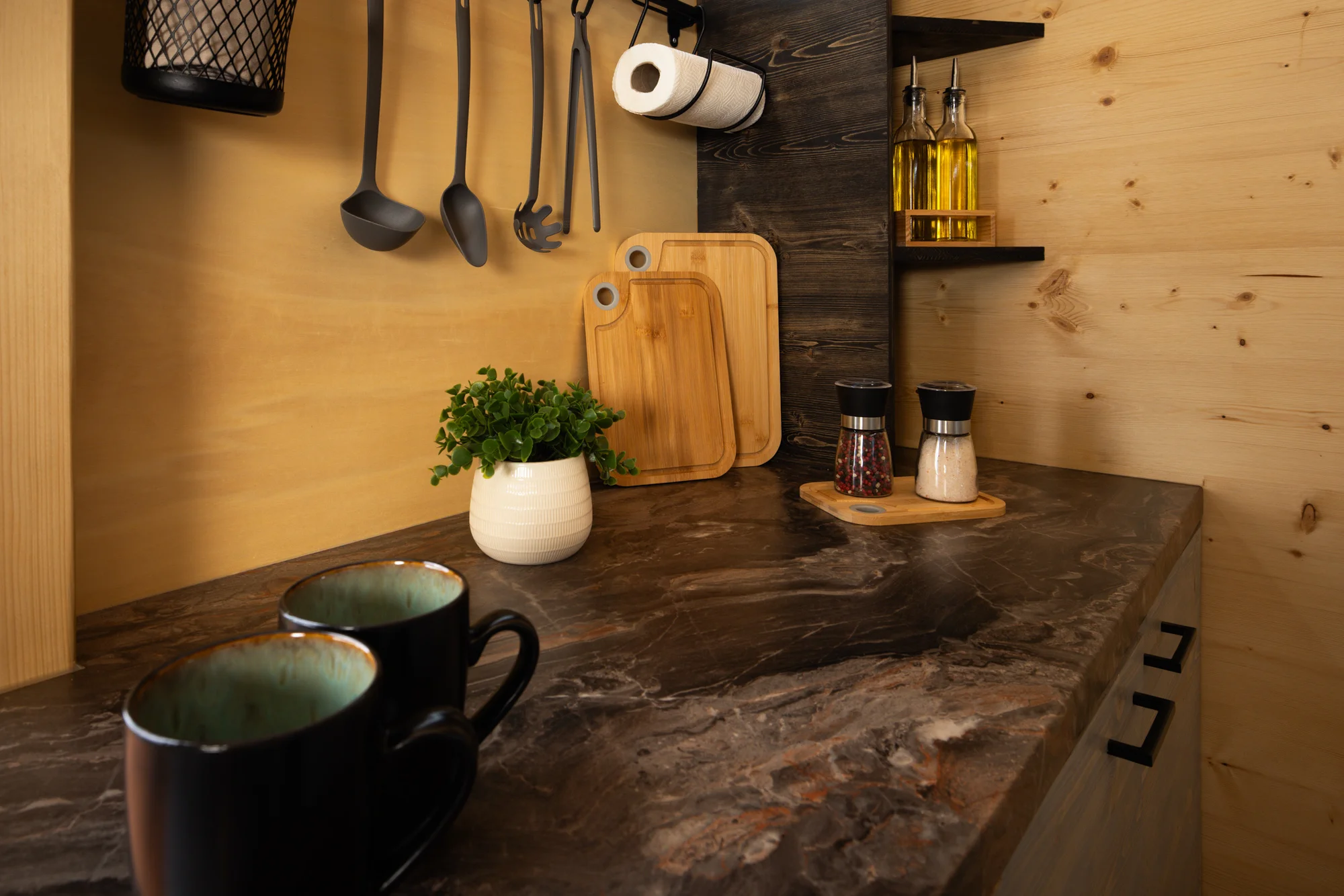 Tiny house Honzík: plně vybavený domek u lesa s terasou a výhledem na pastviny