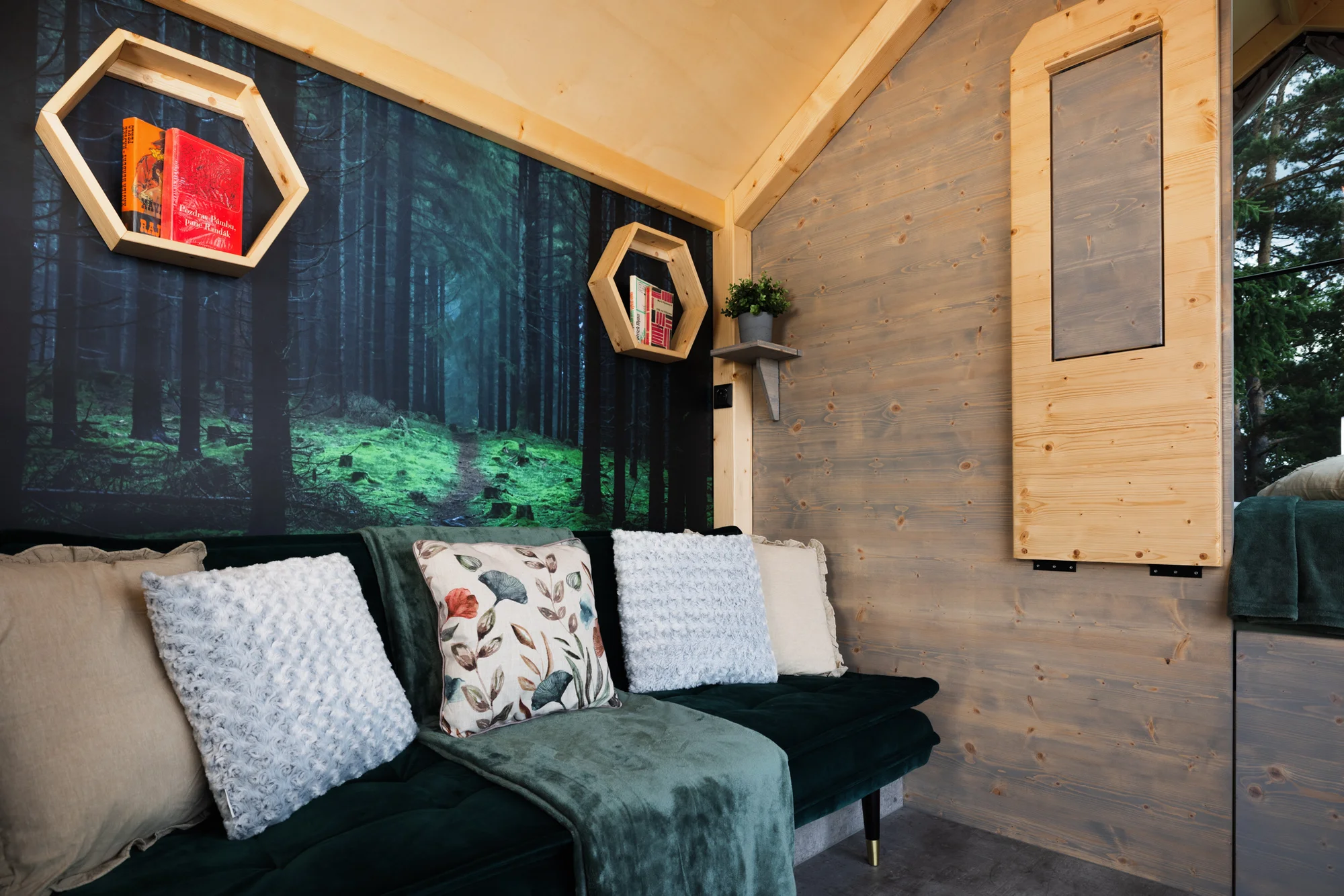Tiny house Honzík: plně vybavený domek u lesa s terasou a výhledem na pastviny