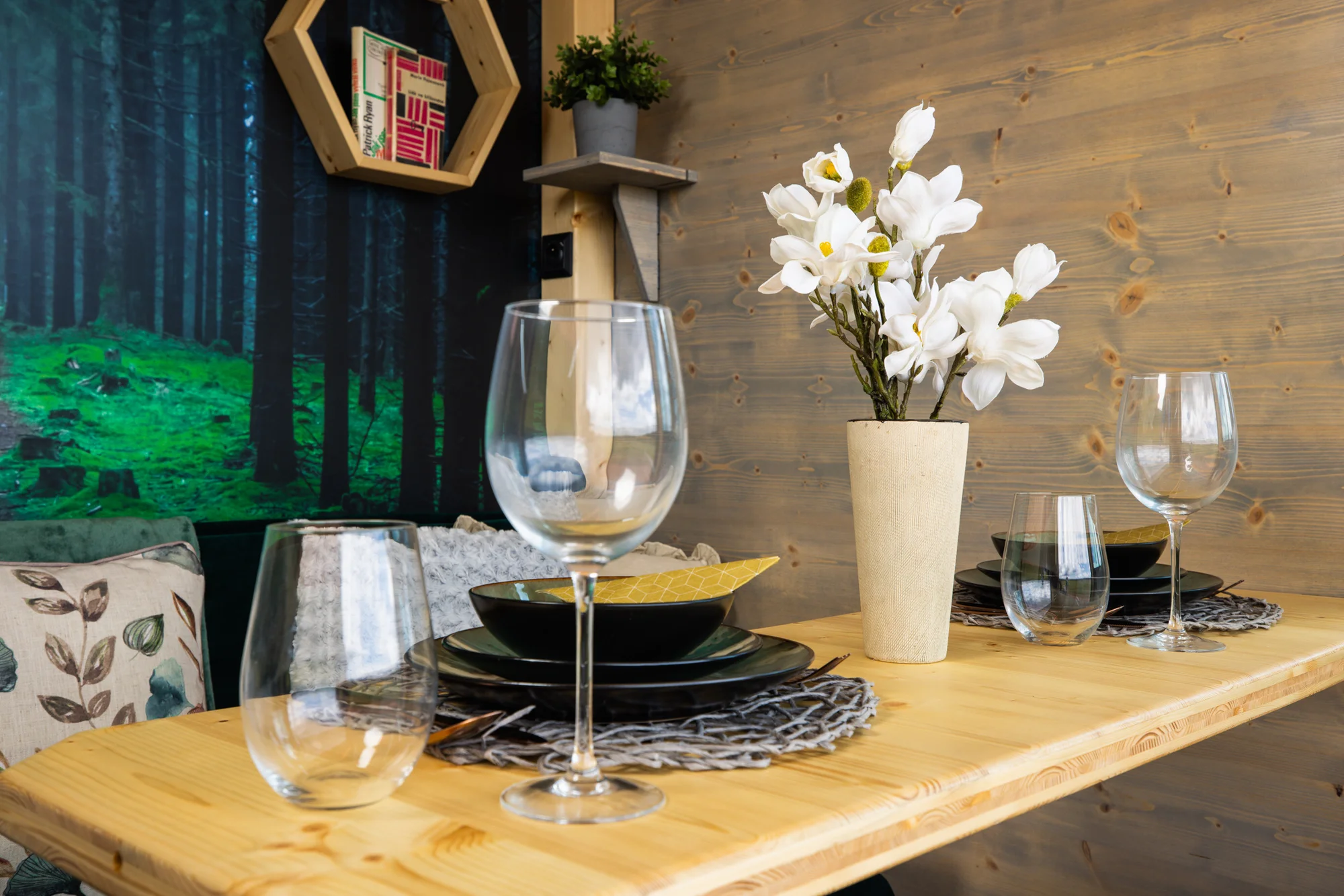 Tiny house Honzík: plně vybavený domek u lesa s terasou a výhledem na pastviny