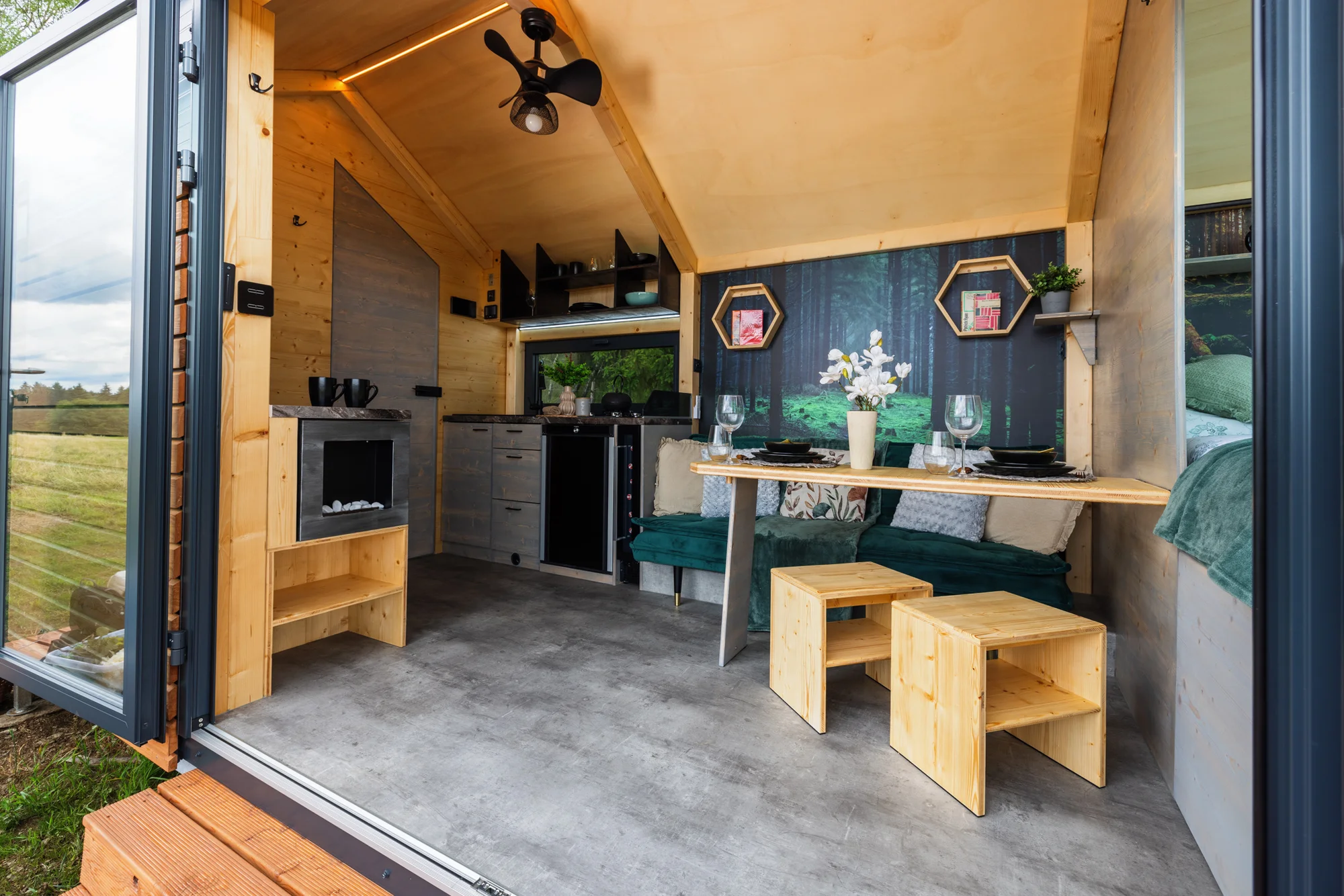 Tiny house Honzík: plně vybavený domek u lesa s terasou a výhledem na pastviny