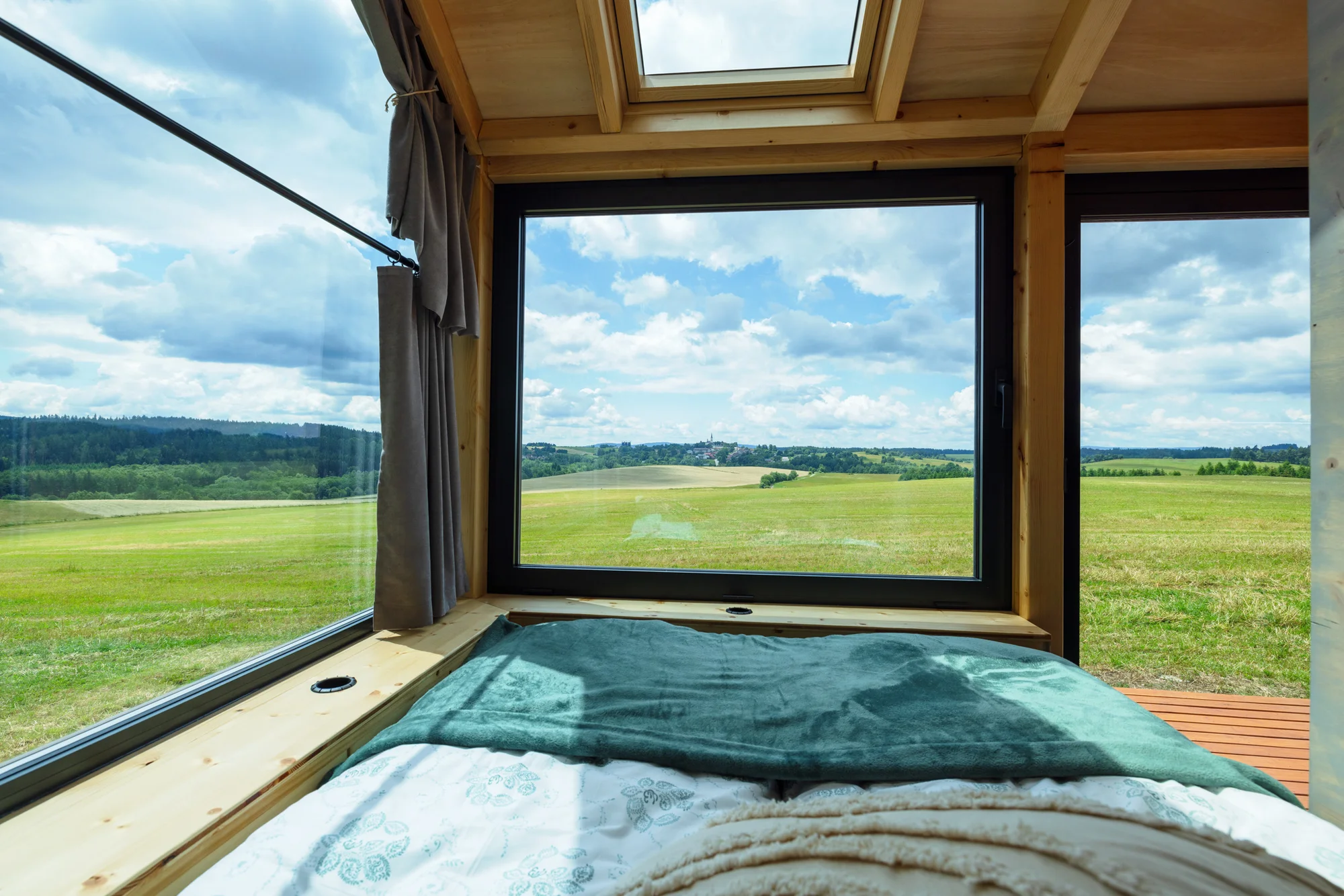 Tiny house Honzík: plně vybavený domek u lesa s terasou a výhledem na pastviny
